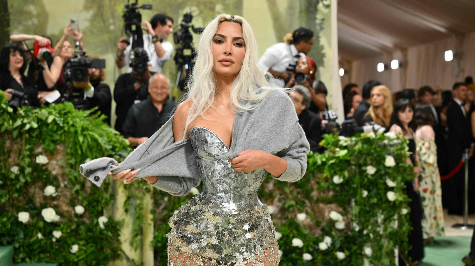 Kim Kardashian havde et stramt korset på til årets Met Gala.