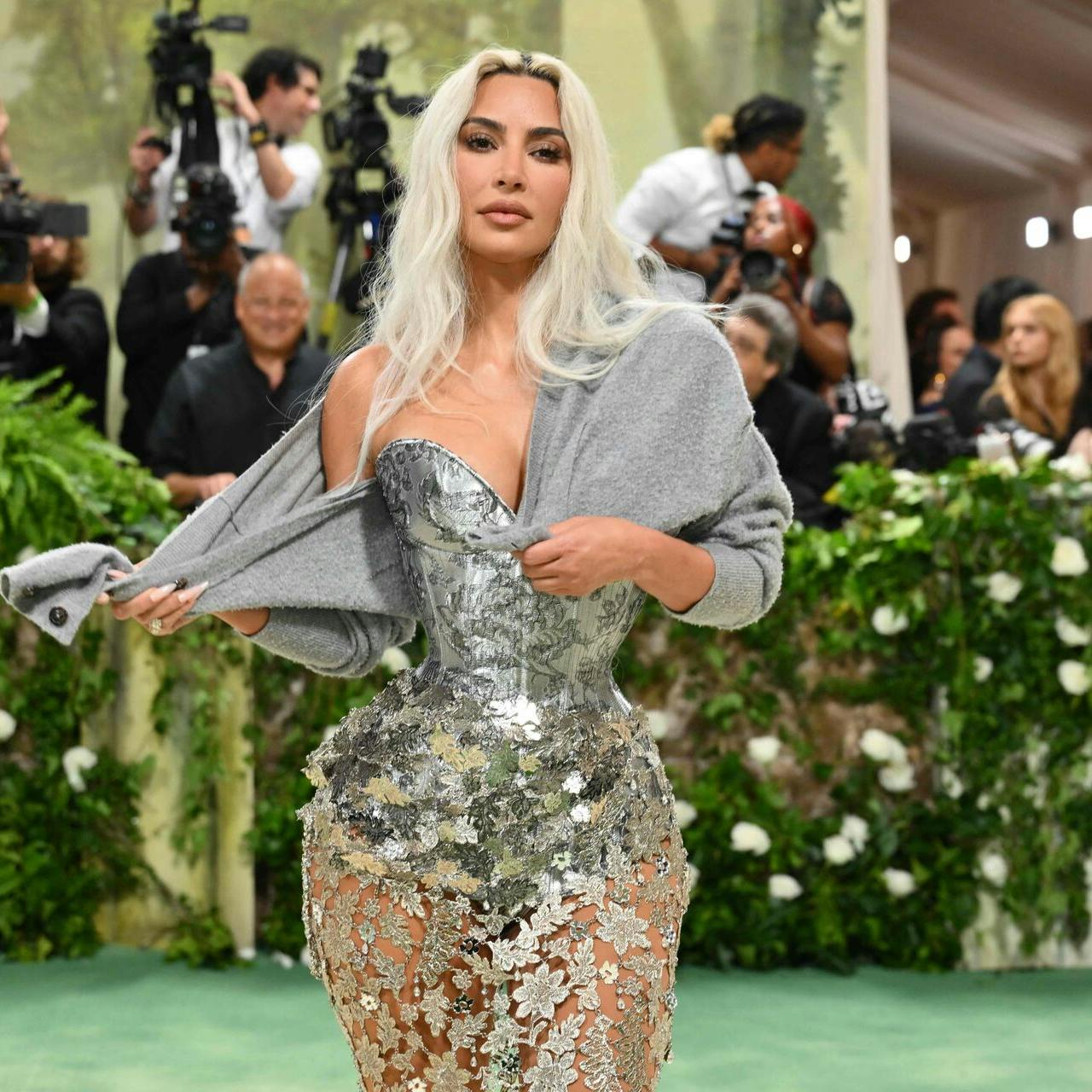 Kim Kardashian havde et stramt korset på til årets Met Gala.