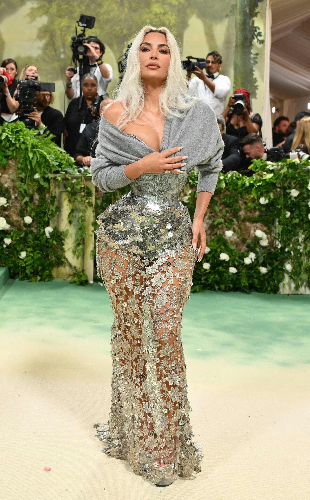 Kim Kardashians stramme korset har sat gang i debatten på X.