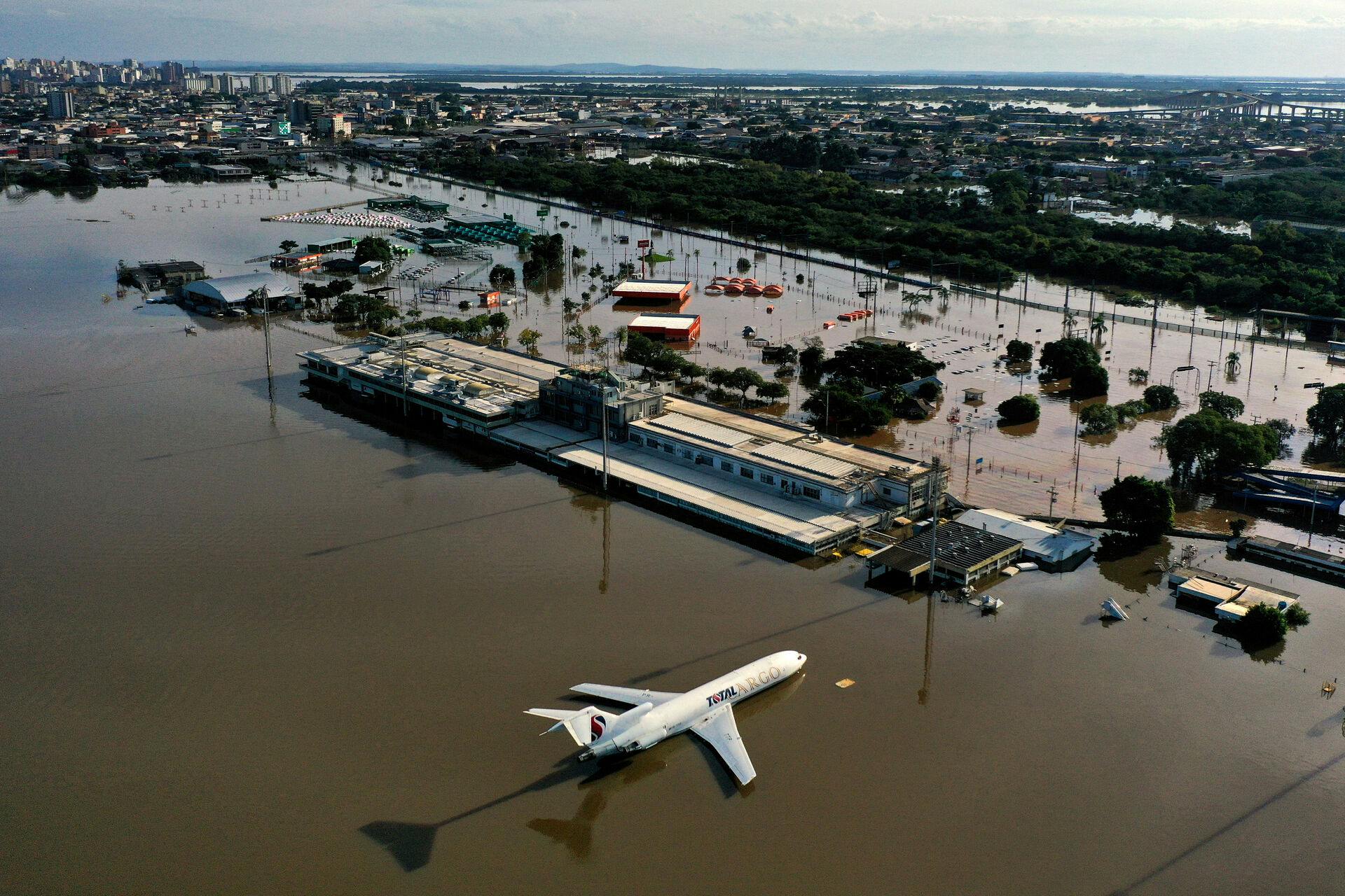 Her har oversvømmelserne ramt den lokale lufthavn.