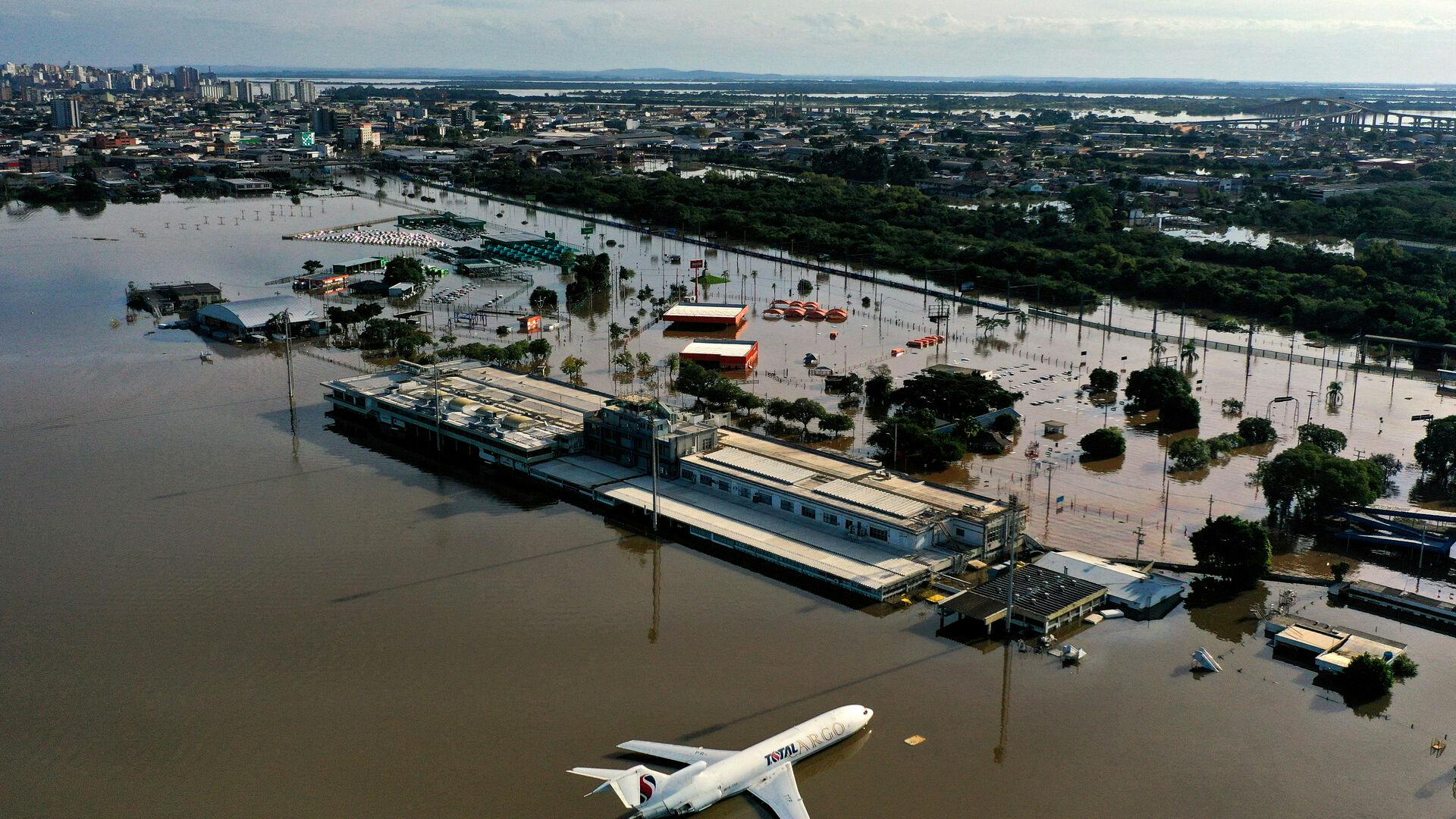 Her har oversvømmelserne ramt den lokale lufthavn.