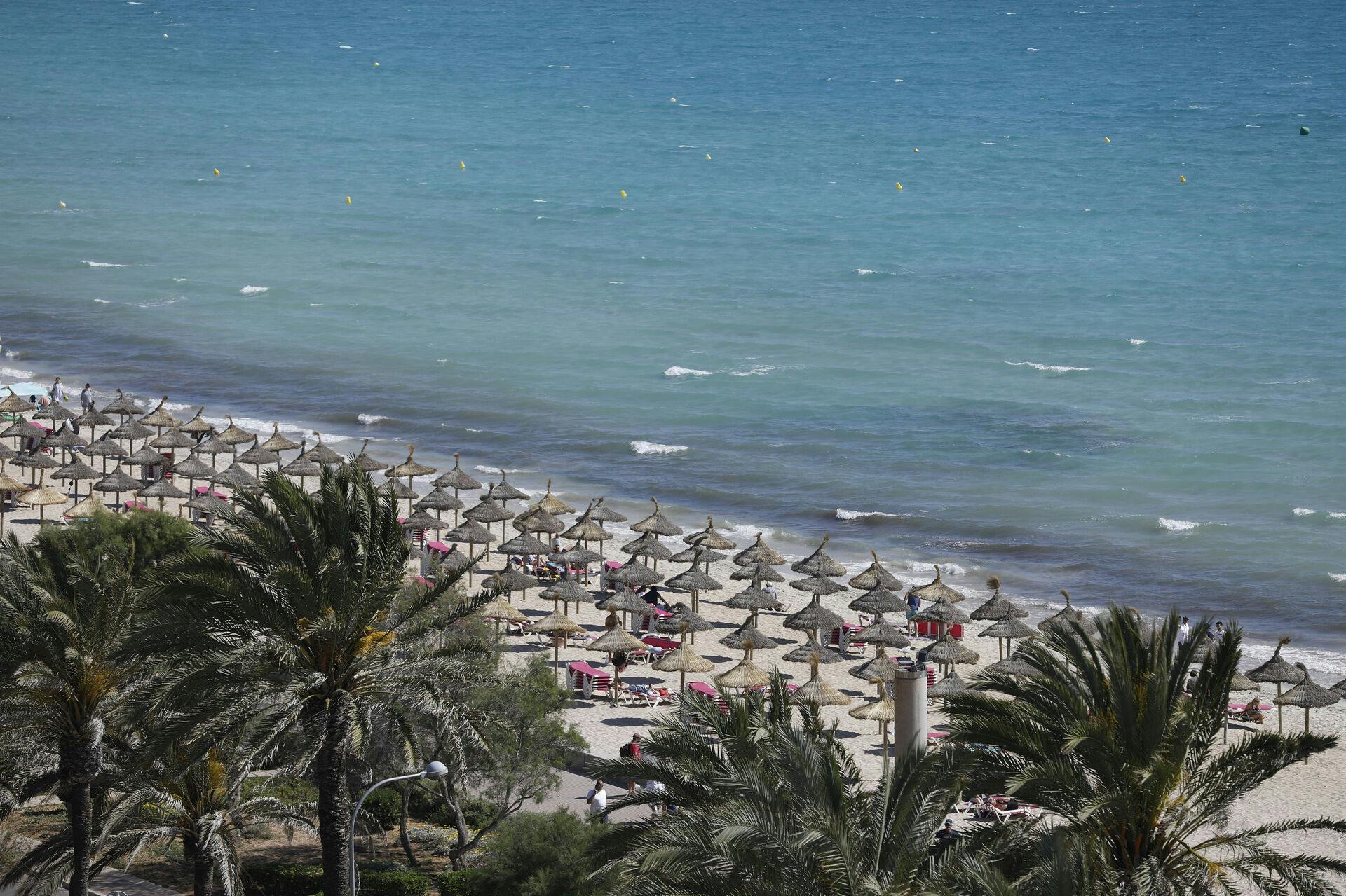 Området Playa de Palma på Mallorca blev natten til tirsdag ramt af en tragedie, da en 24-årig tysk turist mistede livet.