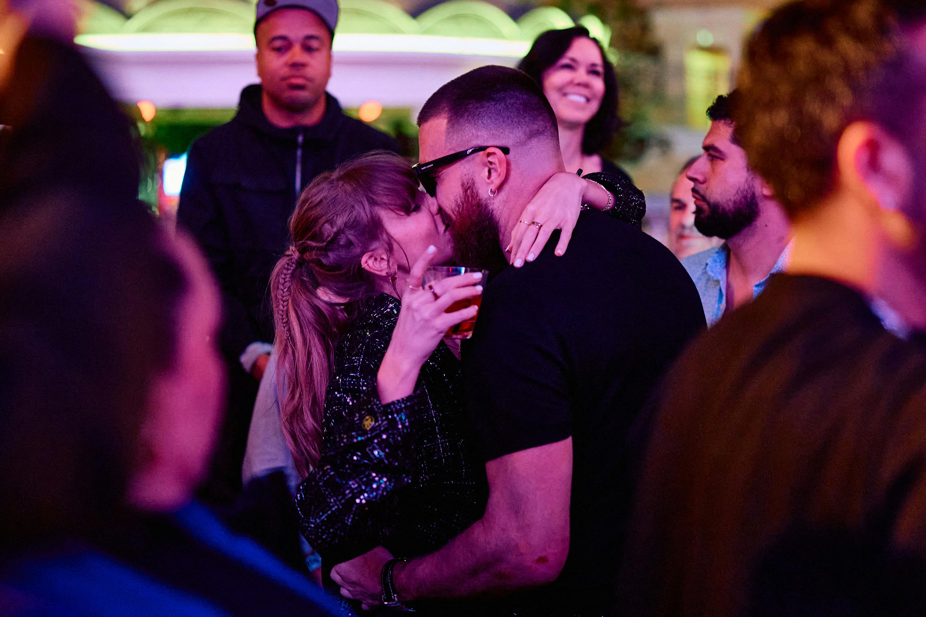 Taylor Swift er mere end en gang blev fotograferet med en drink i den ene hånd og Travis Kelce i den anden.