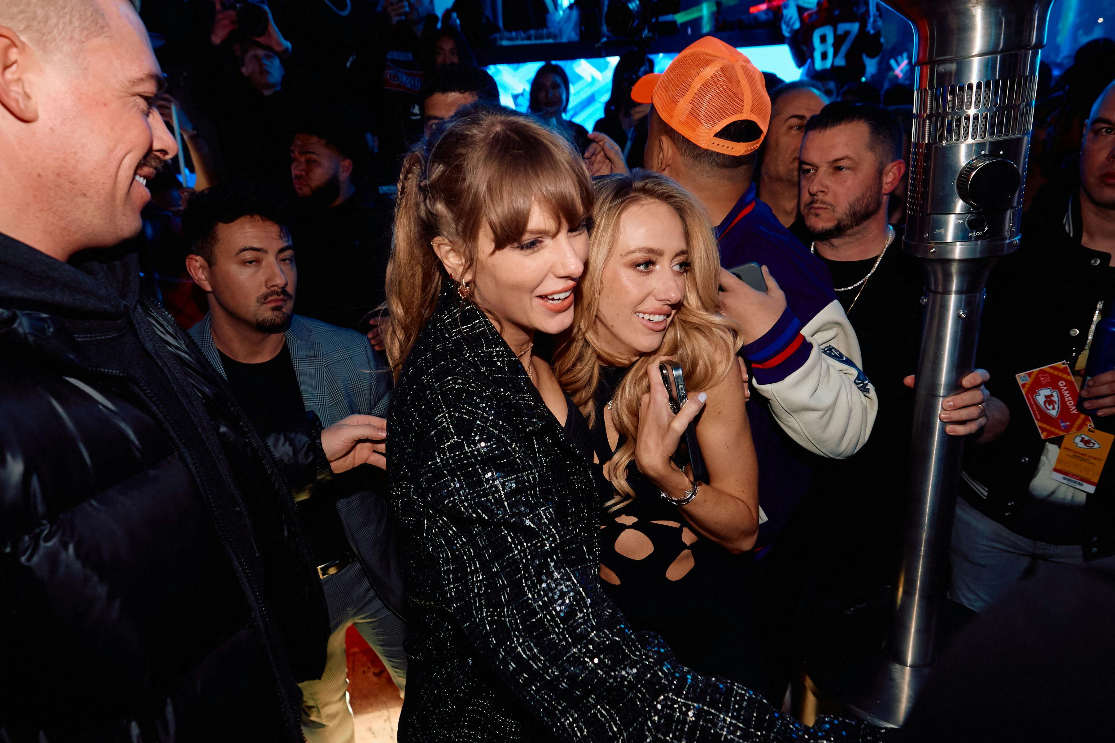 Taylor Swift festede godt igennem med Brittany Mahomes, der er gift med Travic Kelces kollega Patrick Mahomes, efter årets Super Bowl.