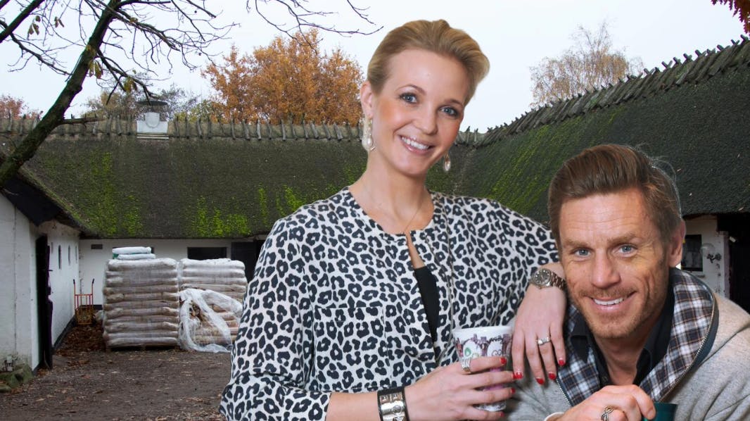 Parret har siden 2021 boet i gården, som hun nu ejer.