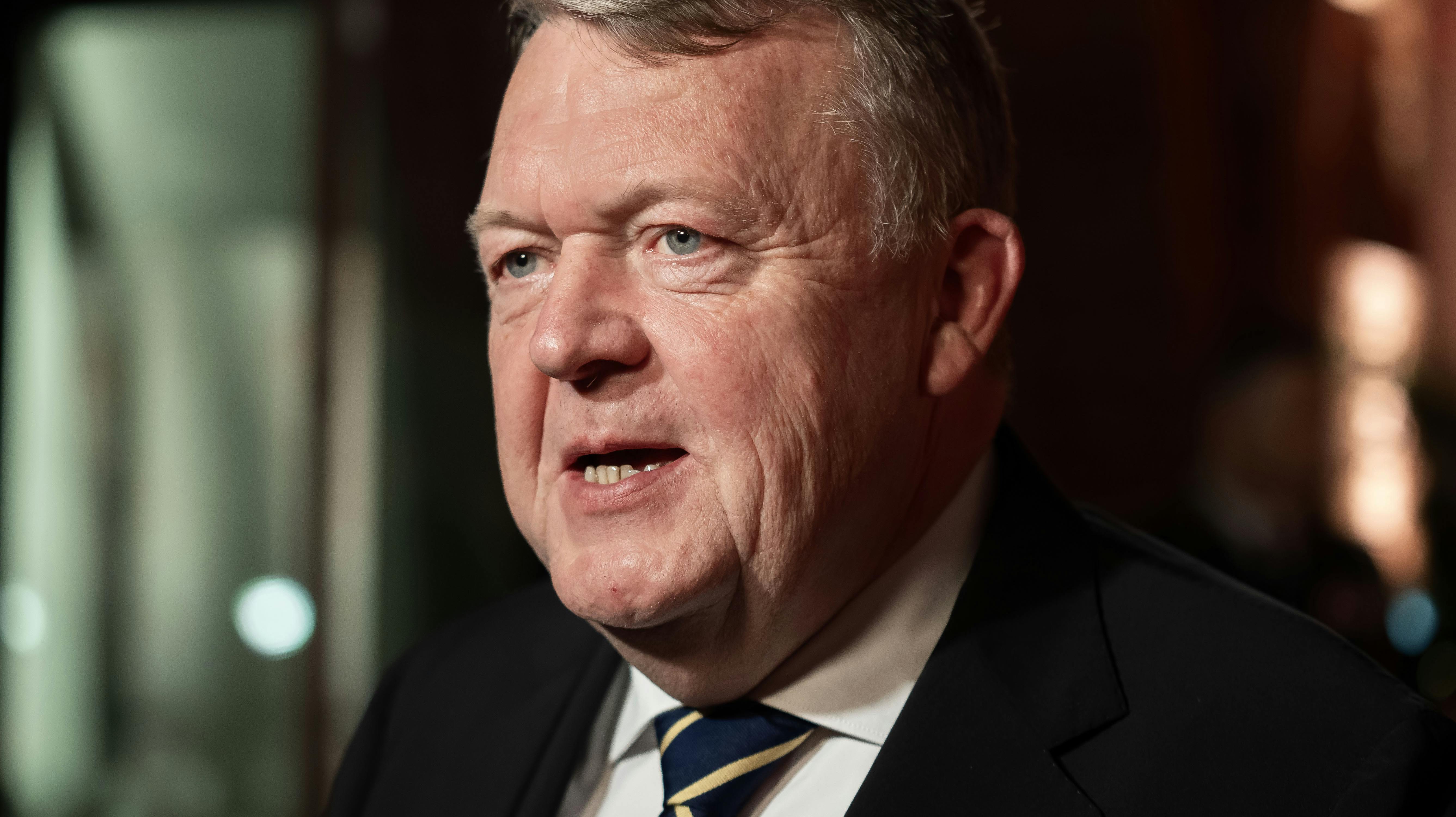 Udenrigsminister Lars Løkke Rasmussens (M) nye lydbog "Befrielsens pris", som udkommer onsdag, får lunkne anmeldelser.