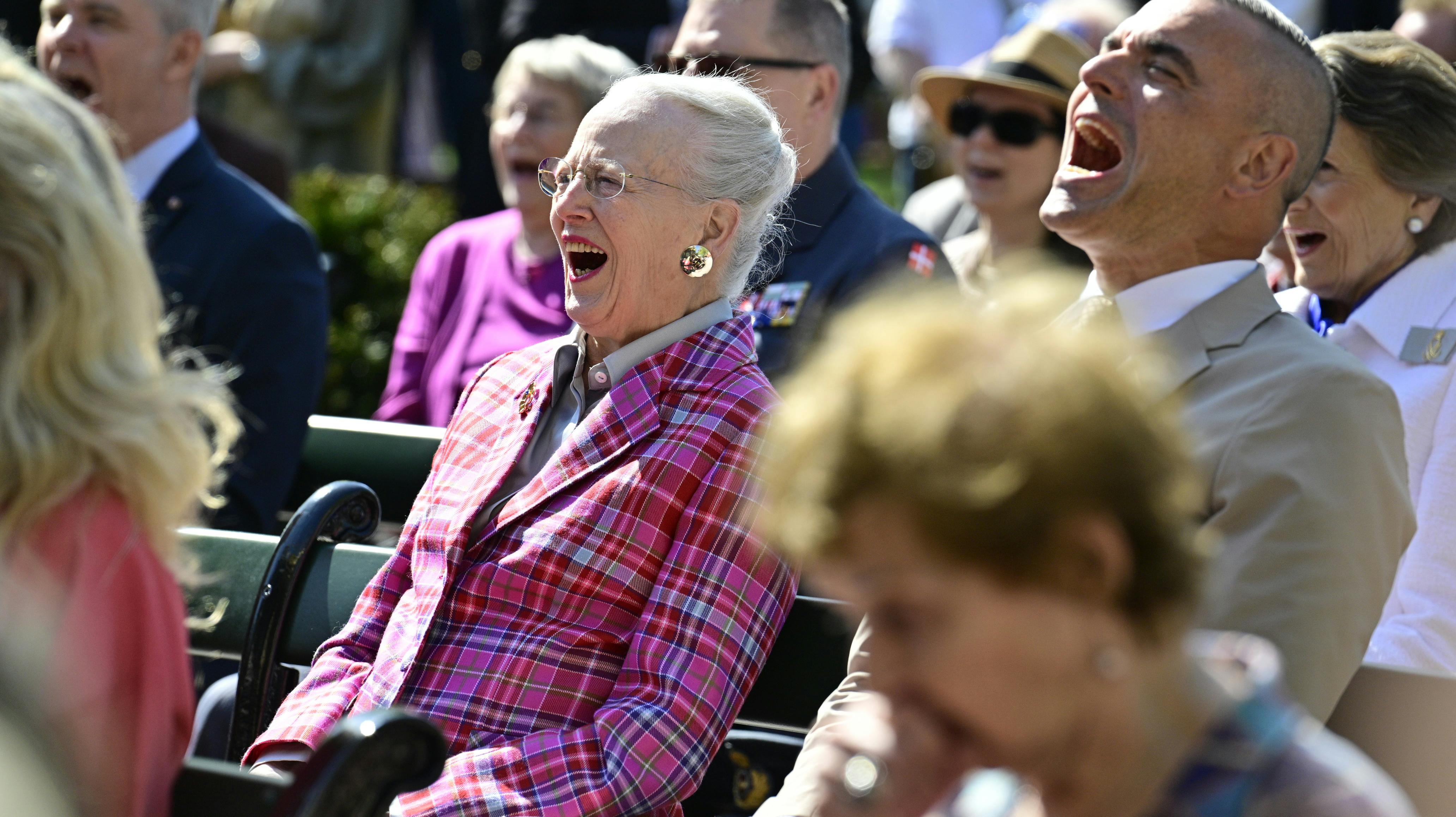 Dronning Margrethe og Tivolis balletchef Peter Bo Bendixen var et stort smil – og grin – da de onsdag deltog i fejringen af Pantomimeteatrets 150-års jubilæum.