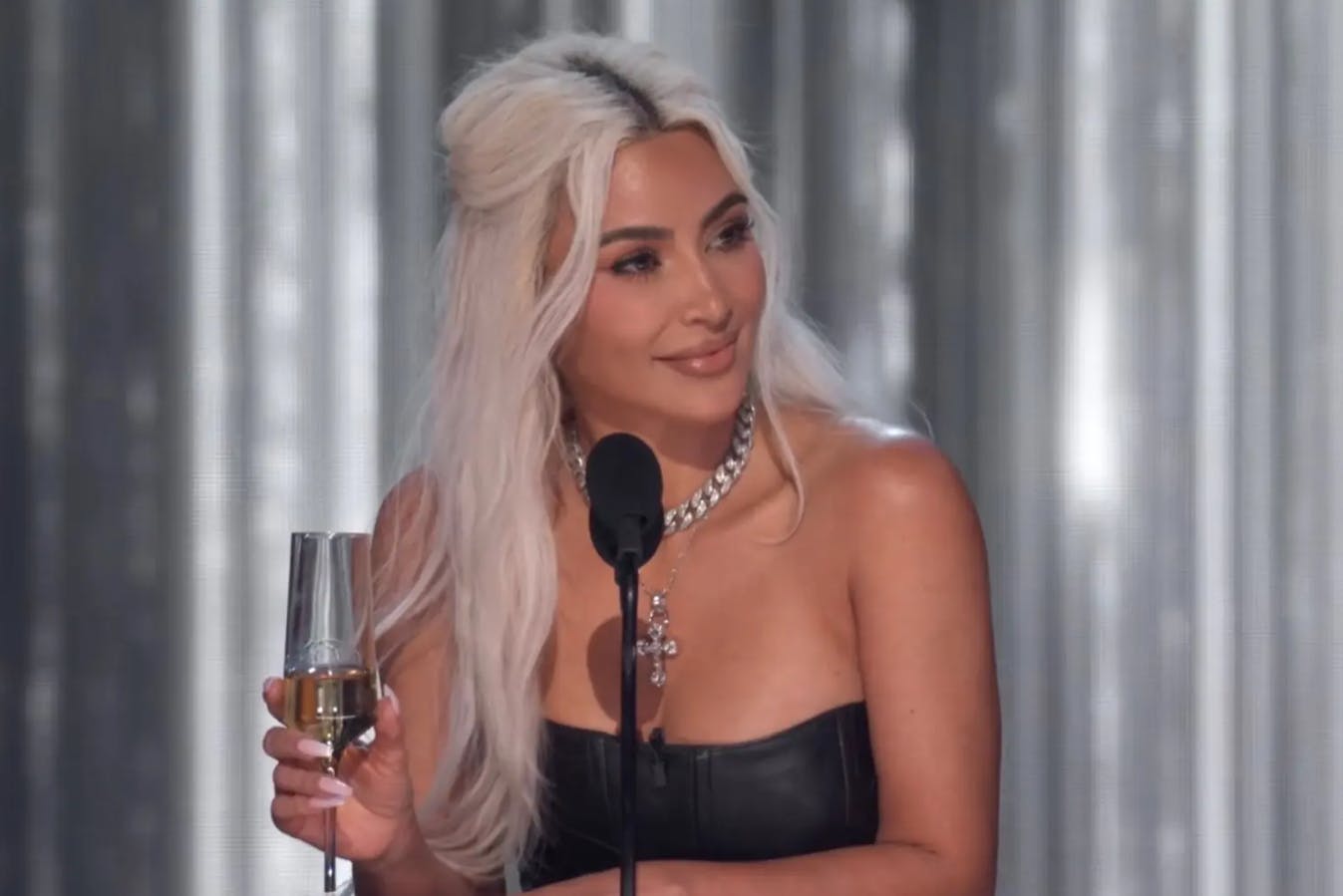 Kim Kardashian gav det buhende publikum et skævt blik, efter hendes monolog blev afbrudt.