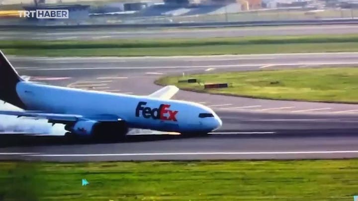 Et Boeing-fly måtte nødlande, men ikke uden problemer. Flyets forreste landingsstel var ikke slået ud.