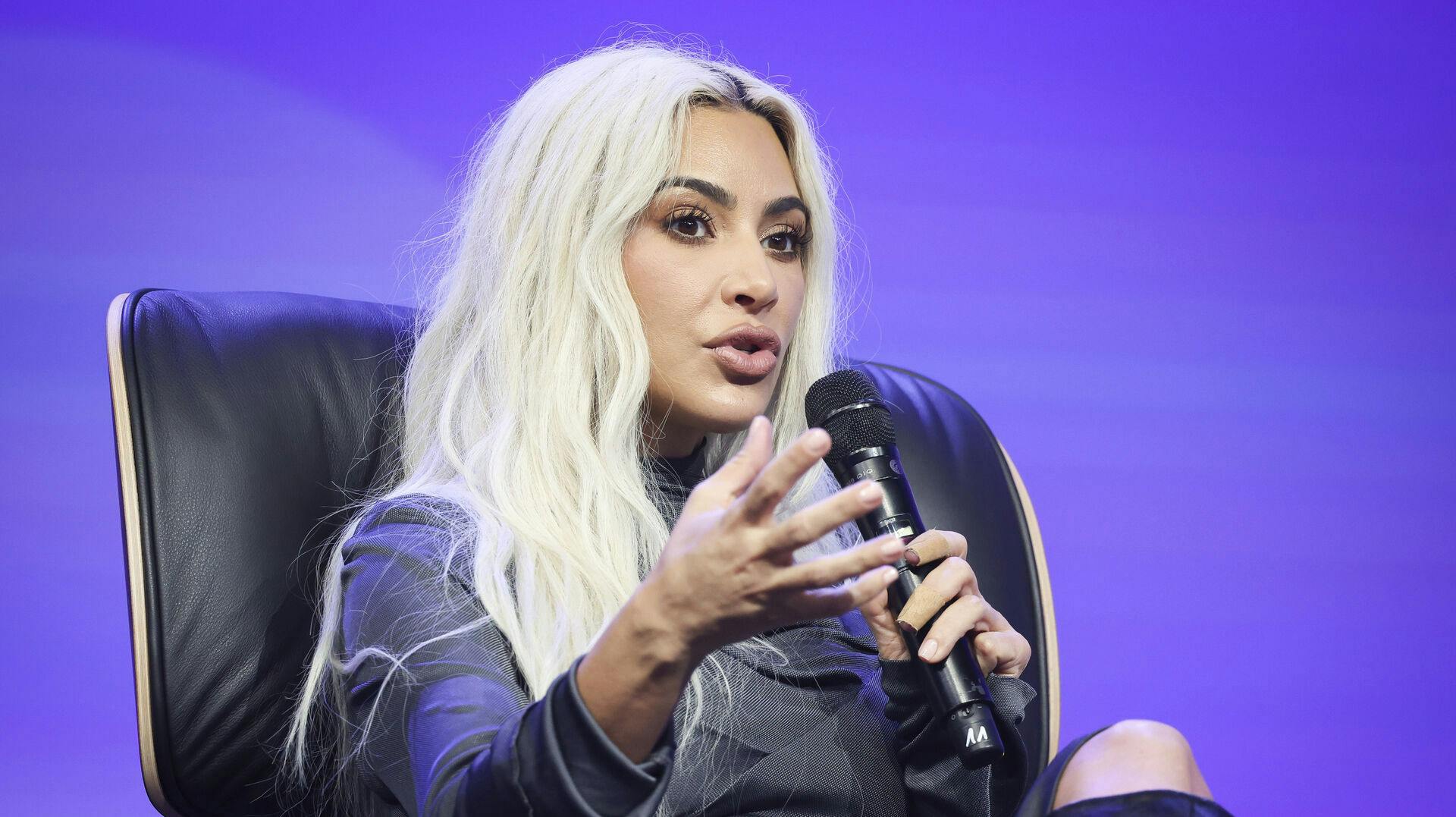 Det plejer at være Kim og Kourtney, der skændes, men den nye sæson af "The Kardashians" lover et skift.