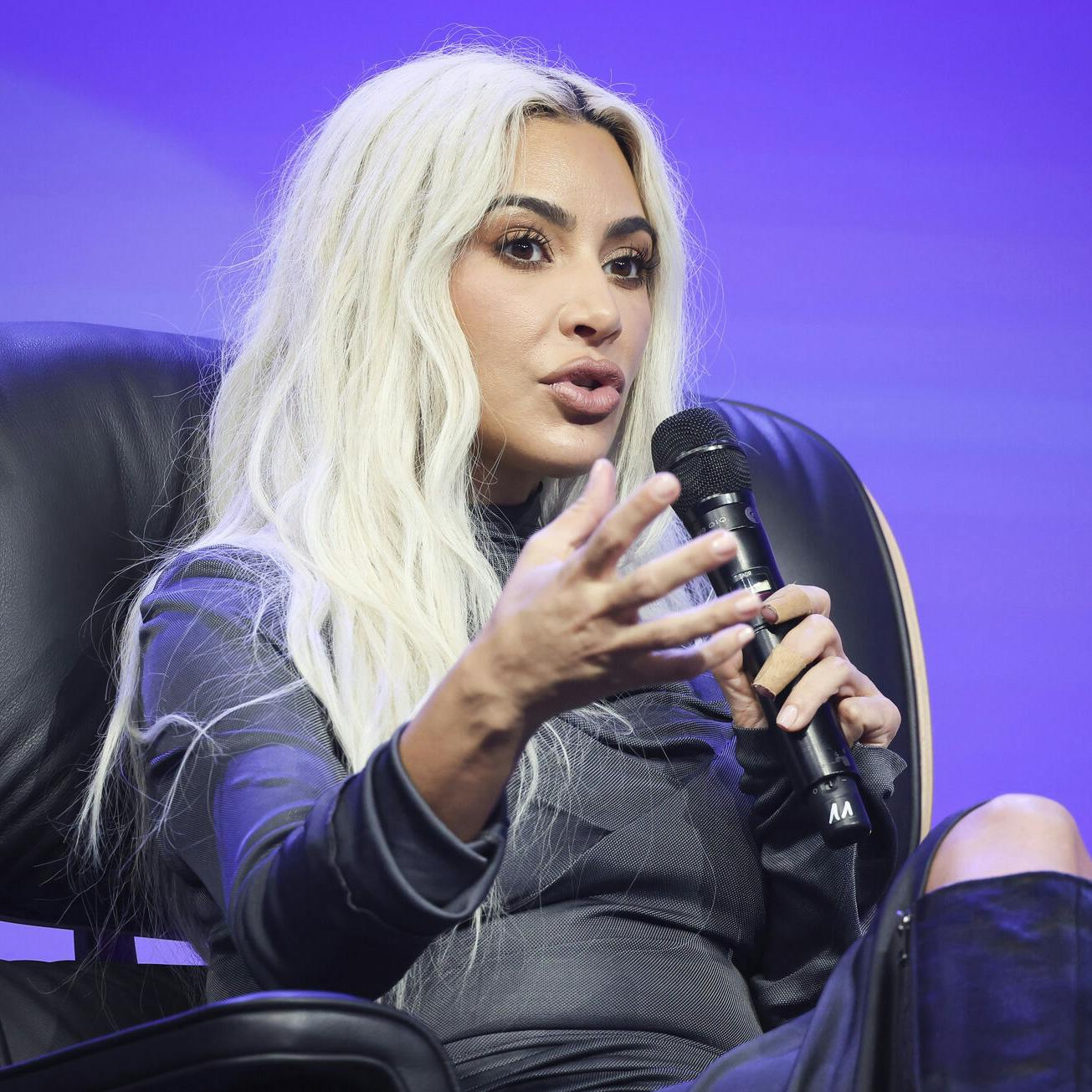 Det plejer at være Kim og Kourtney, der skændes, men den nye sæson af "The Kardashians" lover et skift.