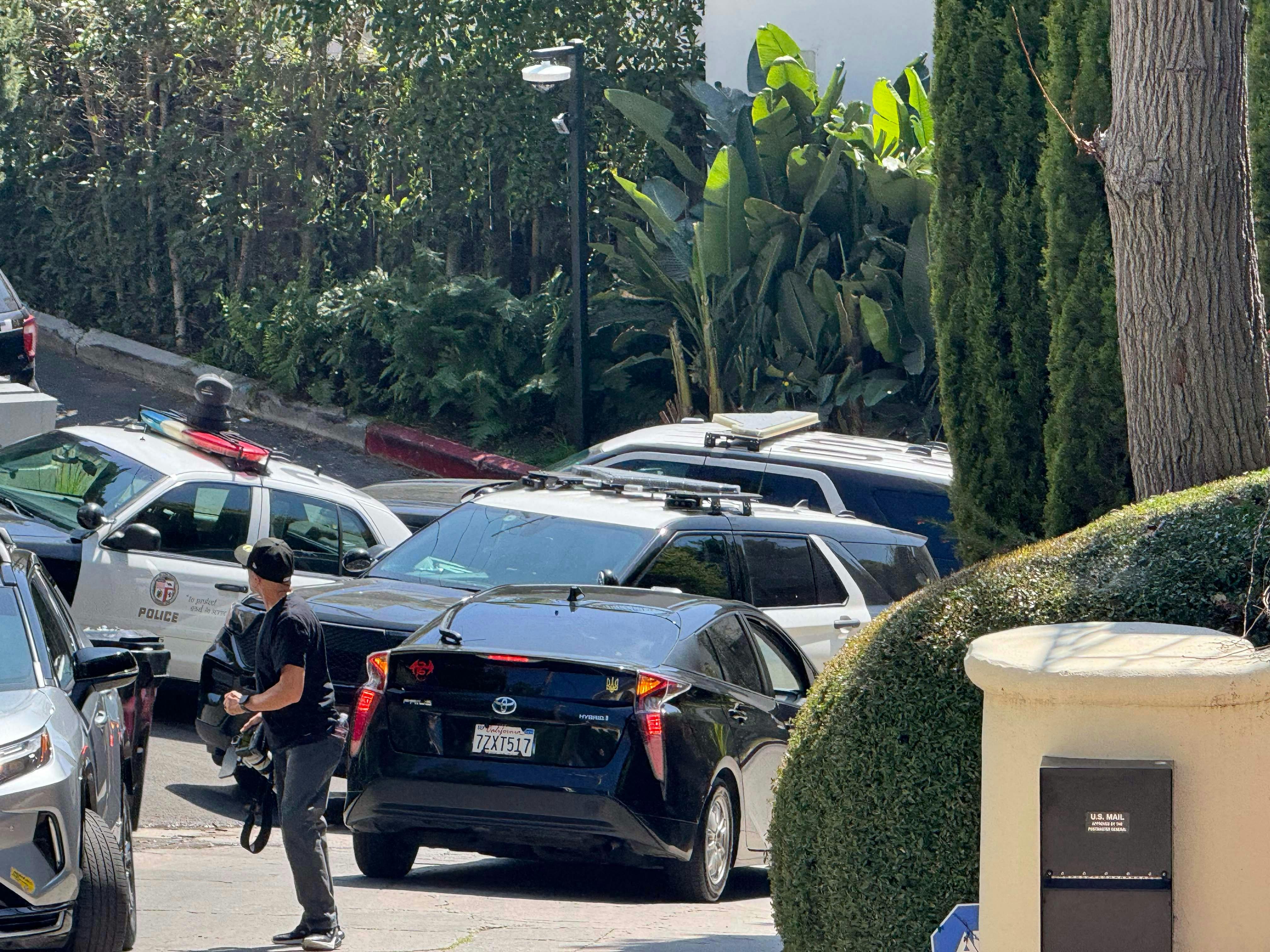 LAPD-betjente ude foran parrets hjem i Los Angeles, da Dumontet blev anholdt første gang.