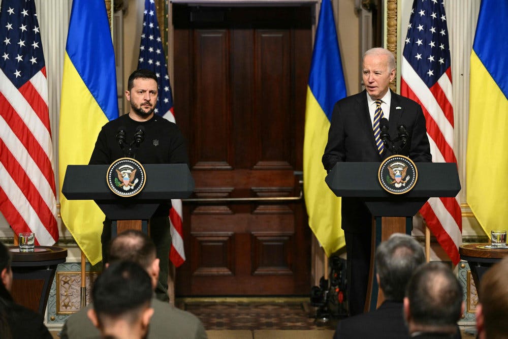 En ny hjælpepakke fra USA kan være på vej til Ukraine. Ukraines præsident, Volodymyr Zelenskyj, besøgte i december 2023 USA, hvor han holdt et fælles pressemøde med præsident Joe Biden.