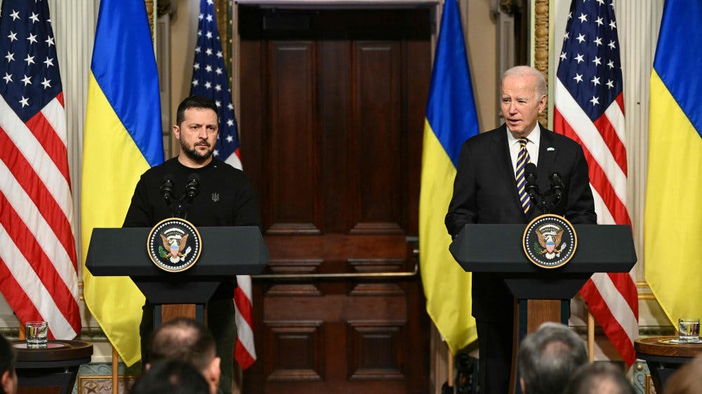 En ny hjælpepakke fra USA kan være på vej til Ukraine. Ukraines præsident, Volodymyr Zelenskyj, besøgte i december 2023 USA, hvor han holdt et fælles pressemøde med præsident Joe Biden.