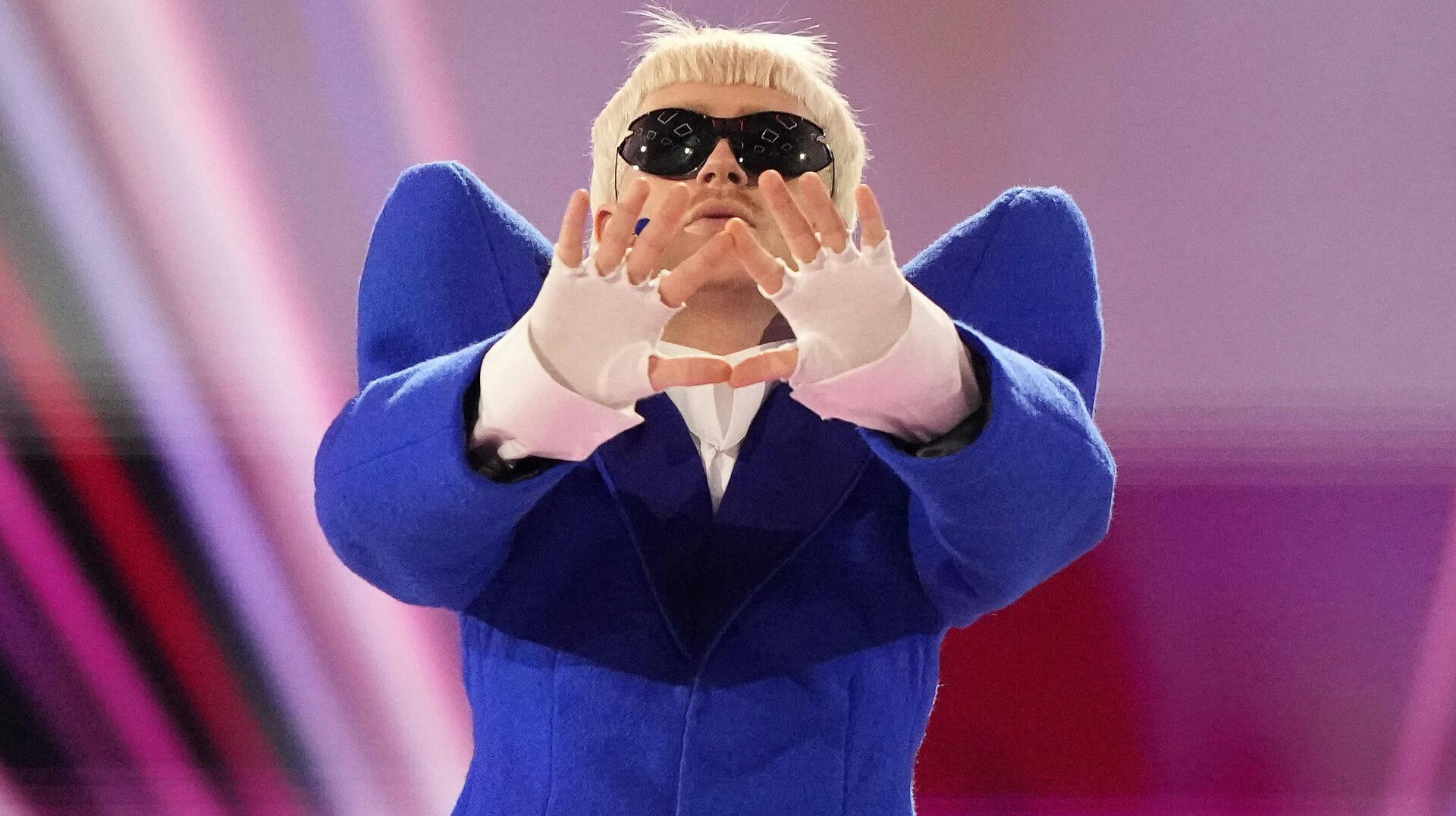 Holladnske Joost Klein er blevet kylet ud af Eurovision, efter han fremførte en truende bevægelse mod en kamerakvinde.