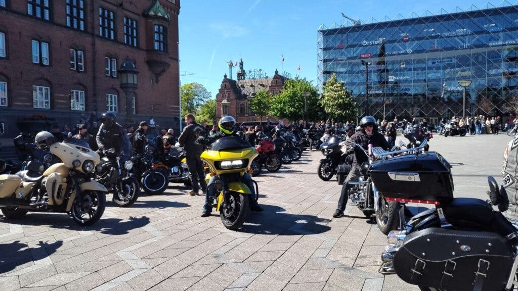 Bikere med rygmærker har søndag indtaget Rådhuspladsen.&nbsp;