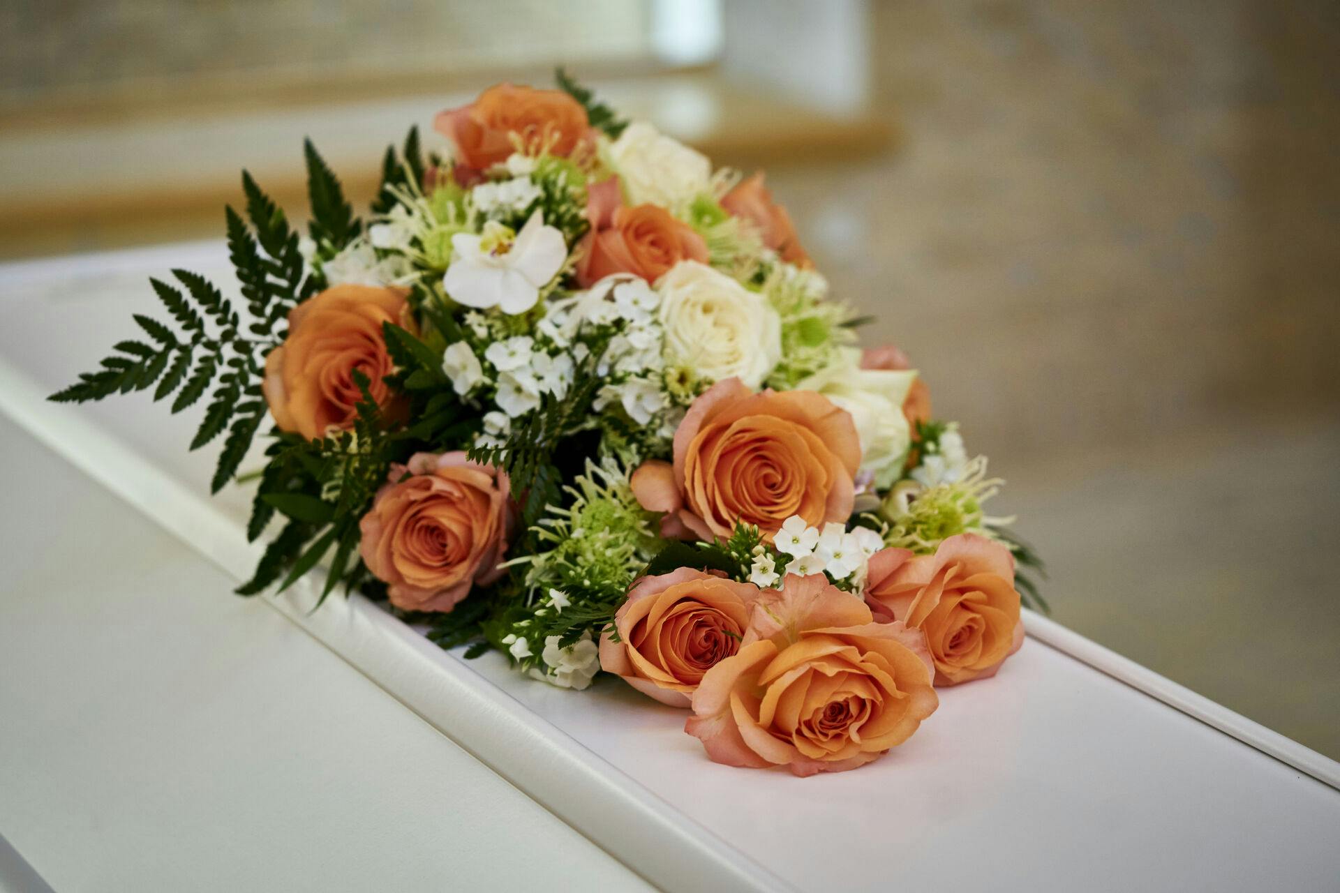 Kiste med blomster i kapel. Sjælland den 14. juni 2021