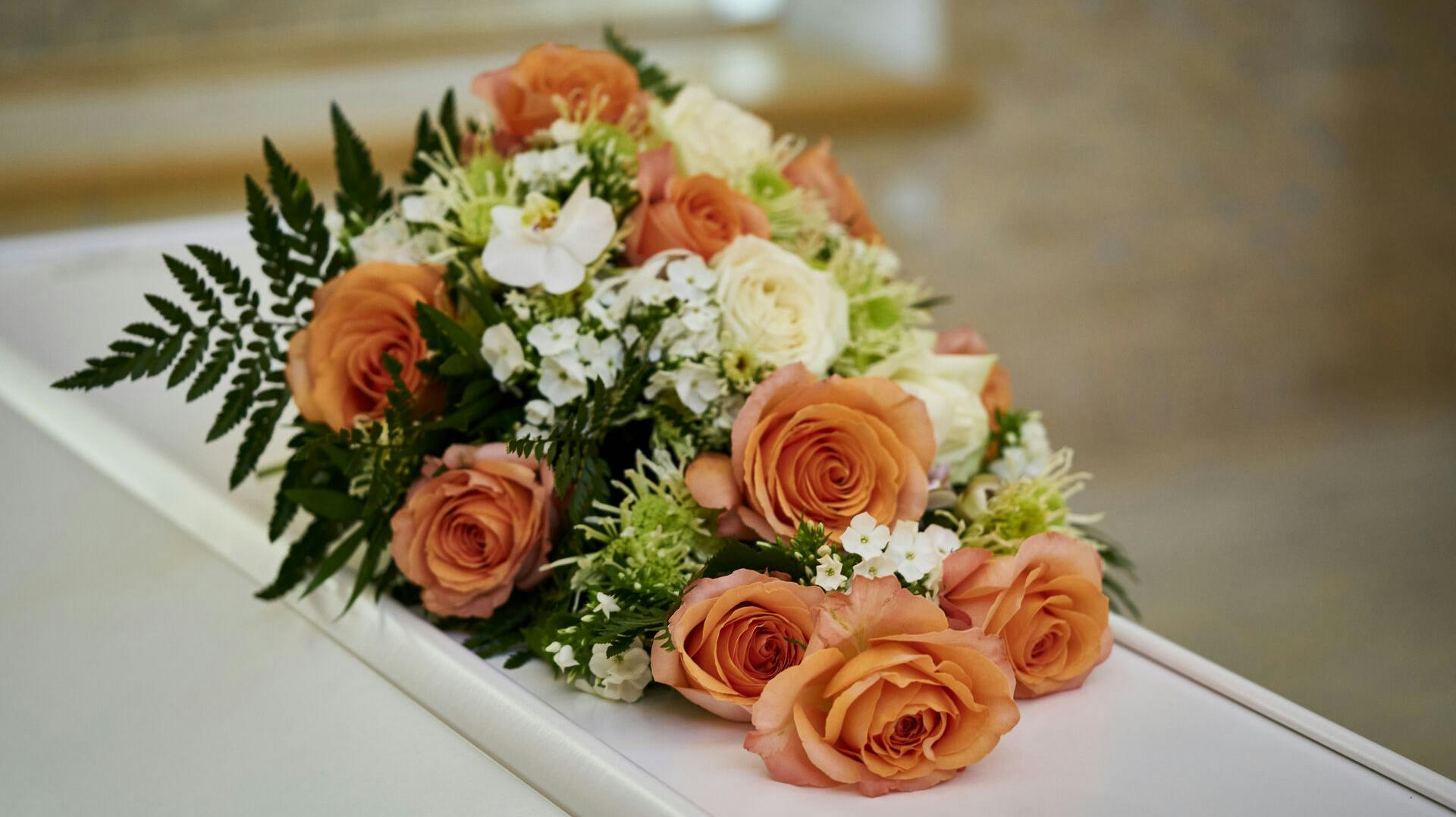 Kiste med blomster i kapel. Sjælland den 14. juni 2021