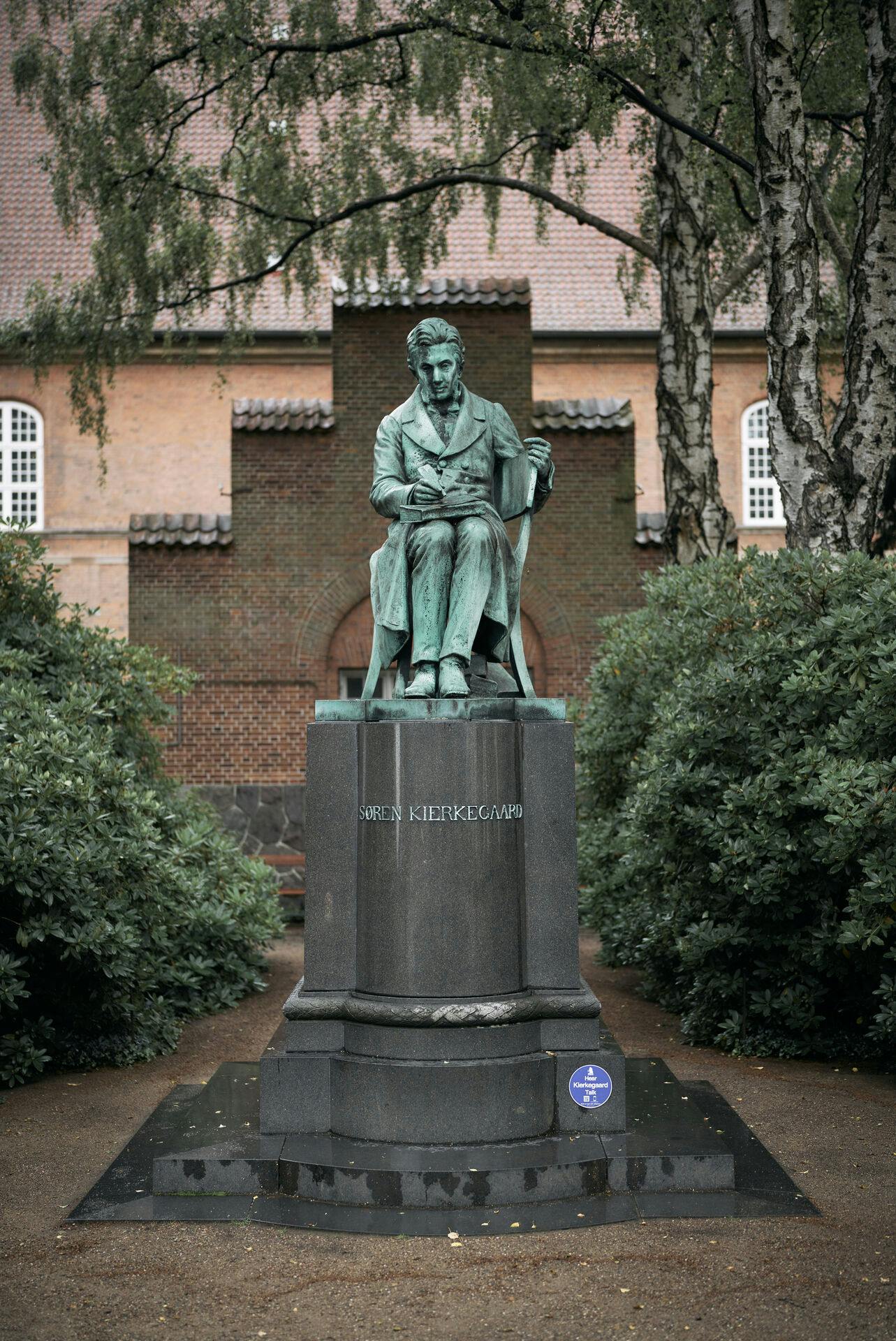 Digteren og filosoffen er blandt andet blevet hyldet i Bibliotekshaven, hvor statuen af Søren Kierkegaard er at finde.