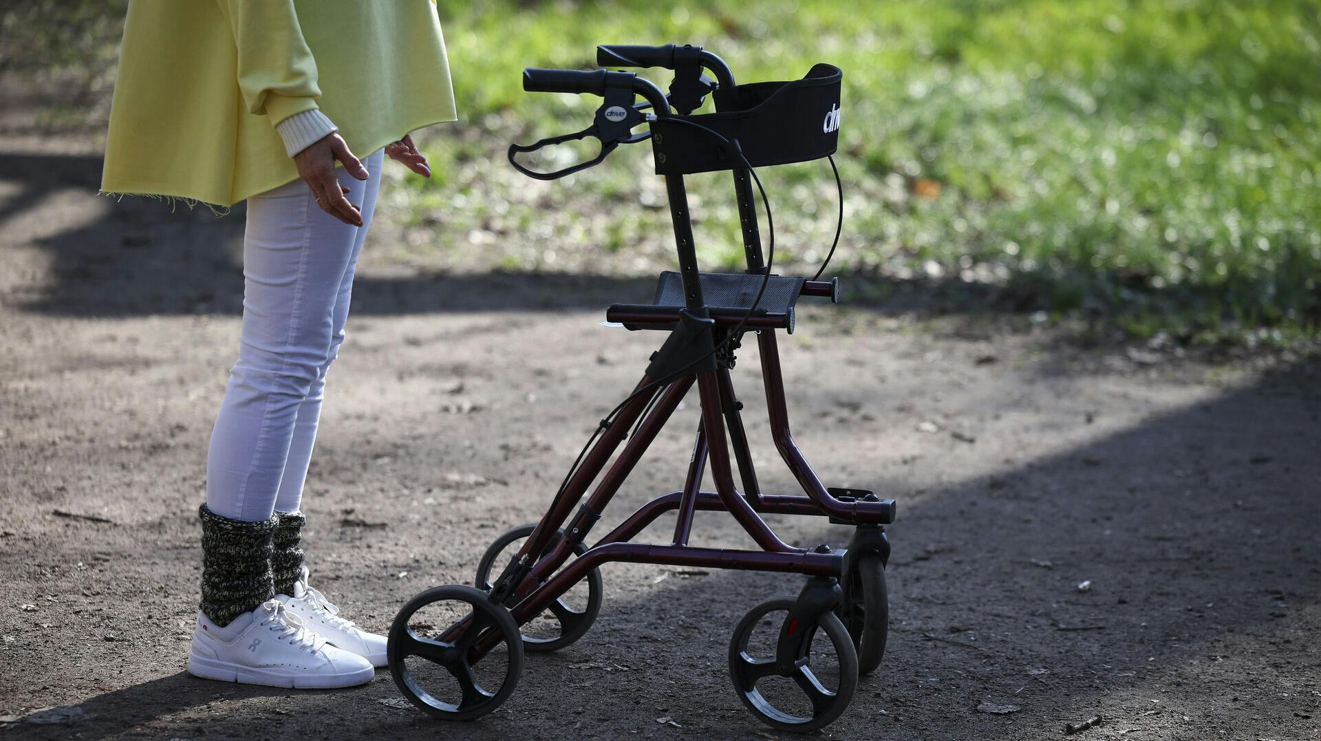 En 73-årig kvinde blev søndag sigtet for grov vold og hærværk, efter hun blandt andet gik amok med en rollator.