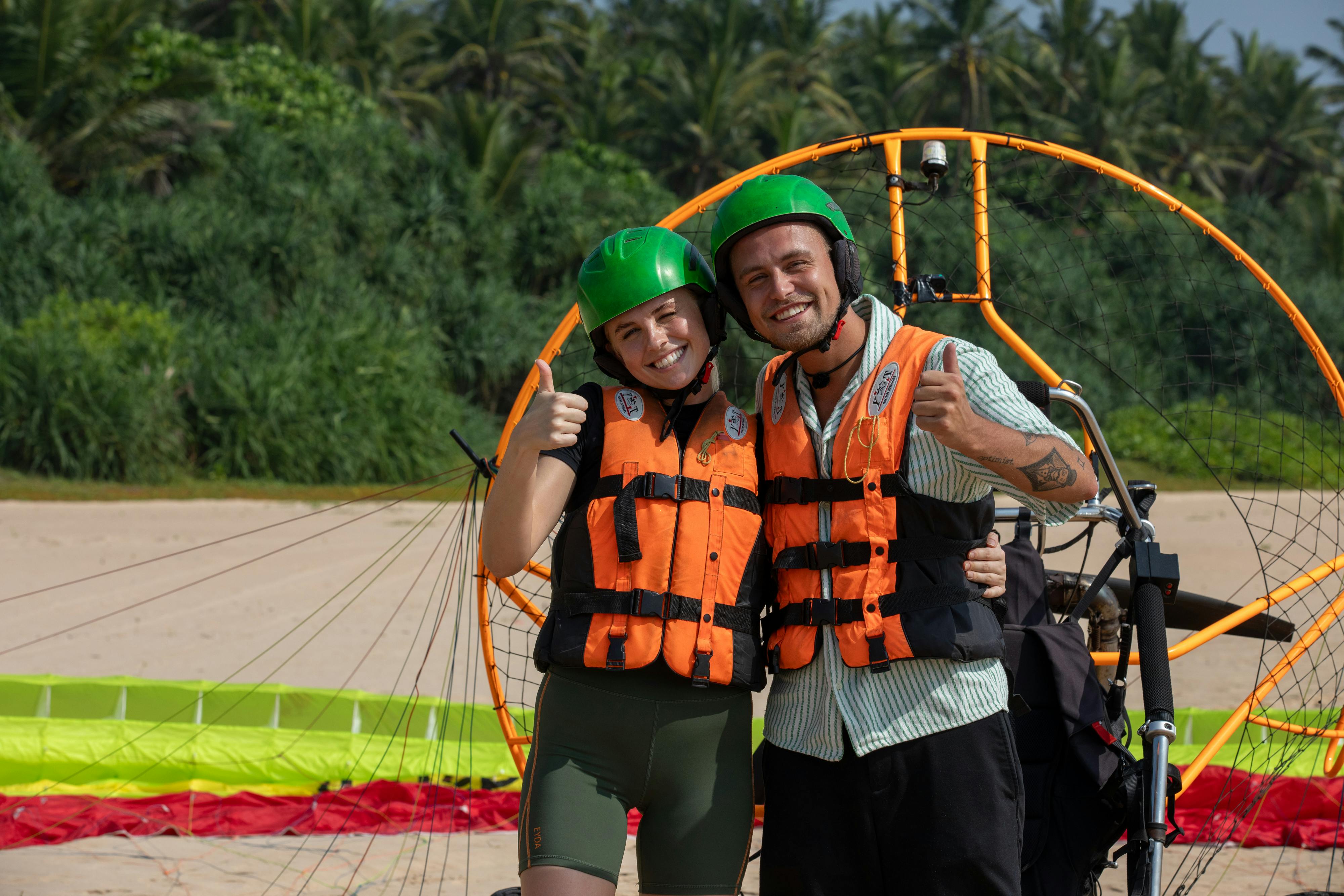 Sofie og Mads prøvede såkaldt paramotoring, hvor man er ude at svæve. Bagefter lavede de mad og så hinanden dybt i øjnene.