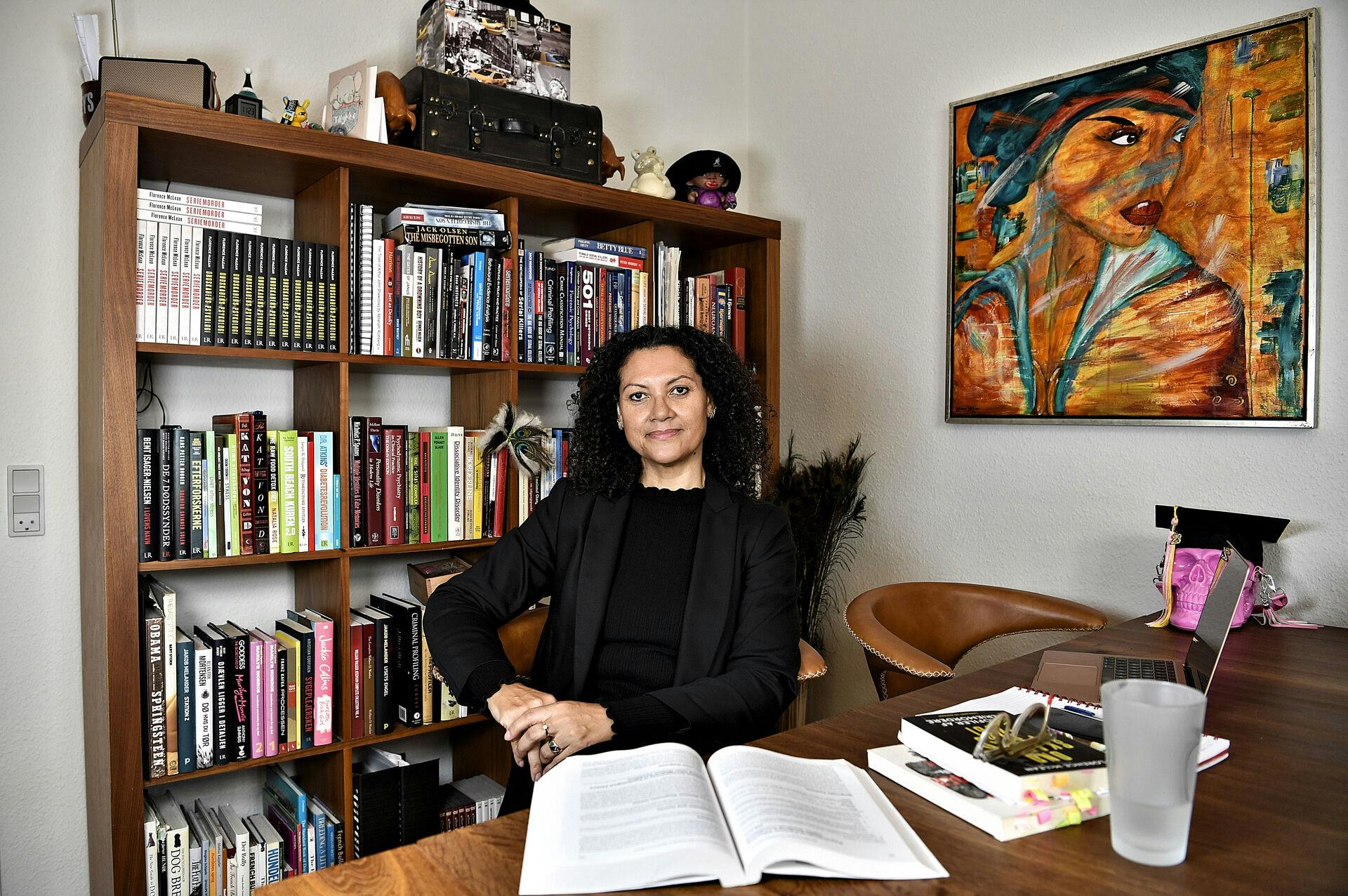 Kriminalpsykologen Florence McLean har i en årrække beskæftiget sig med serieforbrydere og talt med flere seriemordere i USA om deres forbrydelser.