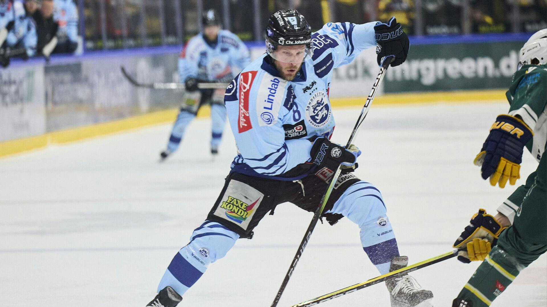 Kaptajn Villiam Haag forlader Sønderjyske efter to sæsoner. Han og partneren Emma skal nemlig være forældre, og derfor vil de gerne flytte tættere på familien.