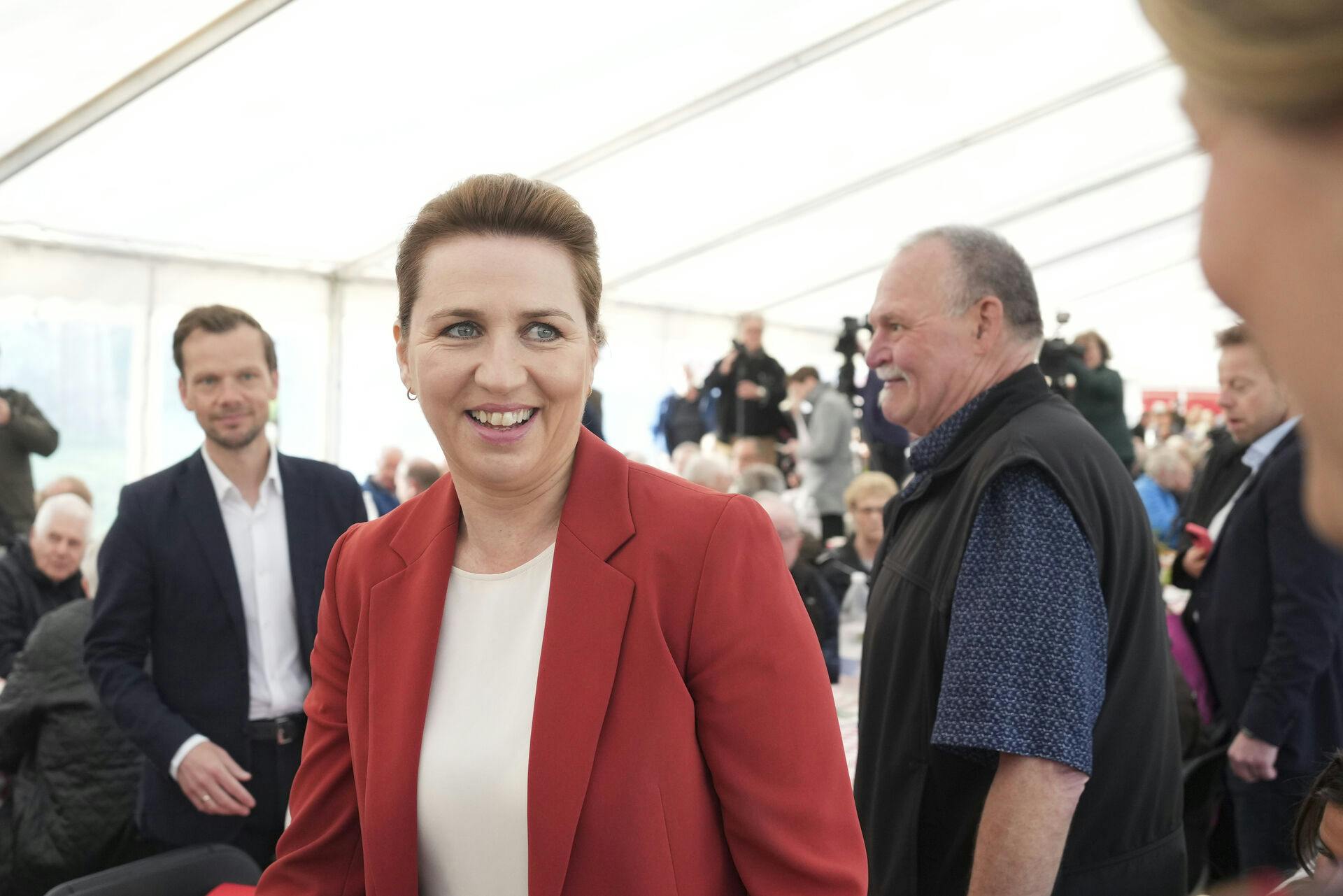 Statsminister Mette Frederiksen er klar på at vædde en øl på, at hun også er Danmarks statsminister efter sommerferien.