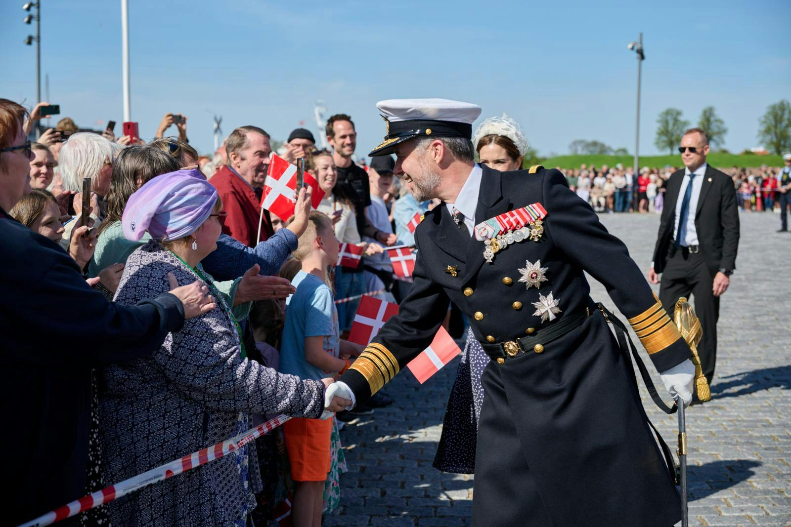 Der er med garanti fundet de flotteste uniformer og kjoler frem, når kongeparret senere i dag ankommer til Norge.