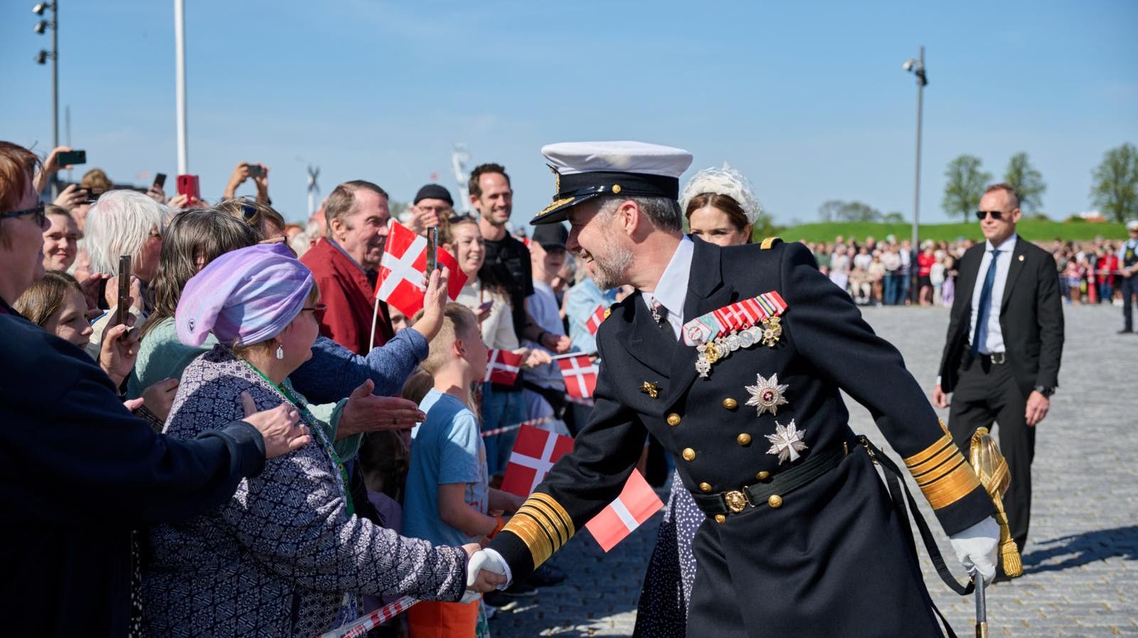 Der er med garanti fundet de flotteste uniformer og kjoler frem, når kongeparret senere i dag ankommer til Norge.