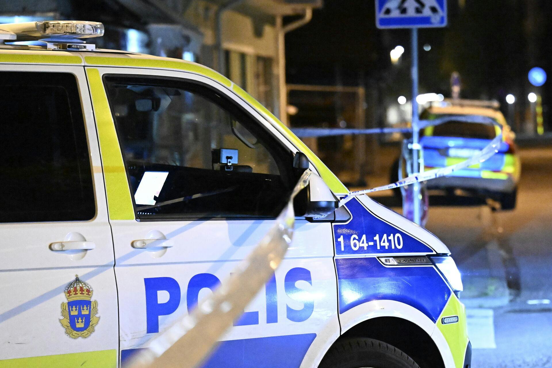 Svensk politi har tirsdag anholdt 15-20 mennesker på mistanke om, at de er involveret i grov kriminalitet. Politiet har beslaglagt våben, narkotika, mobiltelefoner og en stor mængde kontanter. (Arkivfoto)
