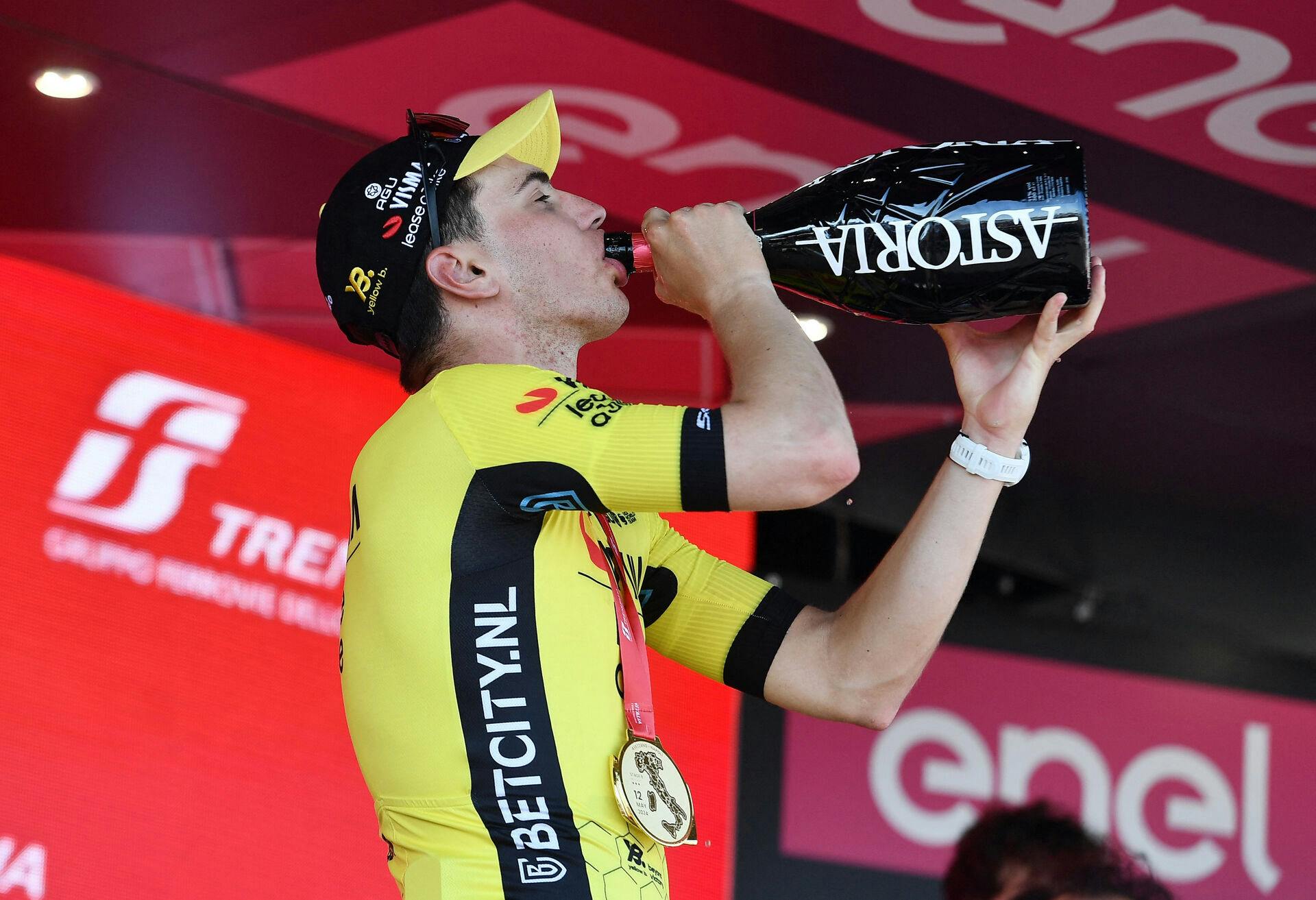 Cycling – Giro d'Italia – Stage 9 – Avezzano to Naples – Italy – May 12, 2024 Team Visma Lease a Bike's Olav Kooij celebrates on the podium drinking sparkling wine after winning stage 9 REUTERS/Jennifer Lorenzini
