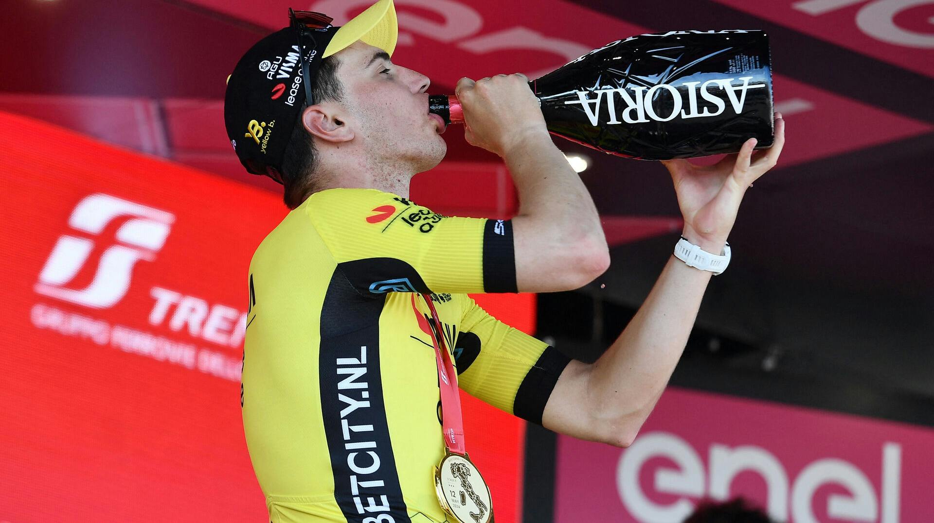 Cycling – Giro d'Italia – Stage 9 – Avezzano to Naples – Italy – May 12, 2024 Team Visma Lease a Bike's Olav Kooij celebrates on the podium drinking sparkling wine after winning stage 9 REUTERS/Jennifer Lorenzini