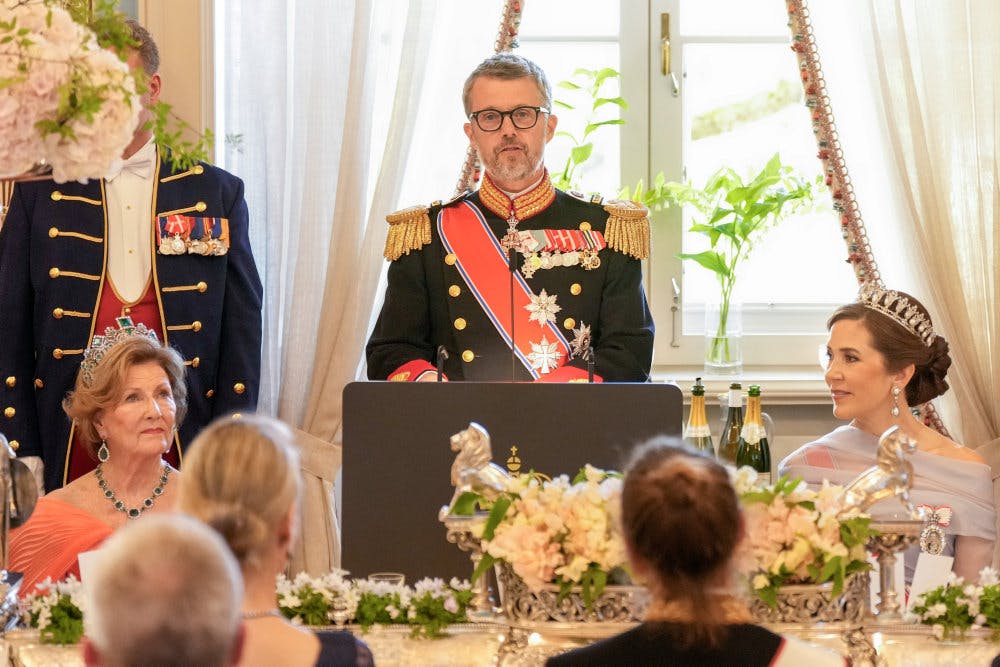Kong Frederik nævnte i sin tale også den norske tv-serie Skam, der ifølge ham har været med til at knytte de unge i Norge og Danmark yderligere.