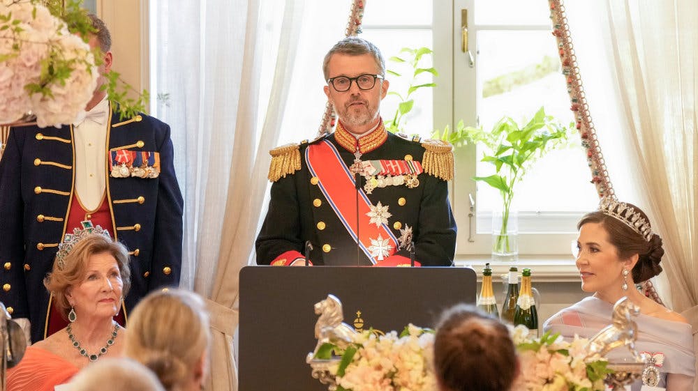 Kong Frederik nævnte i sin tale også den norske tv-serie Skam, der ifølge ham har været med til at knytte de unge i Norge og Danmark yderligere.