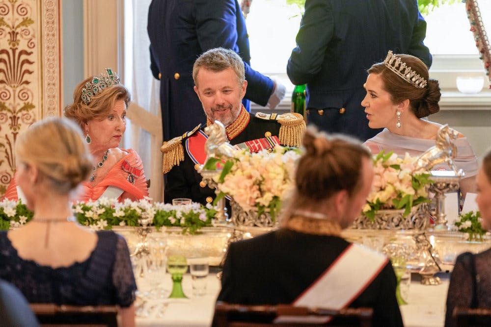 Til gallamiddagen sad kong Frederik mellem den norske dronning Sonja og dronning Mary.