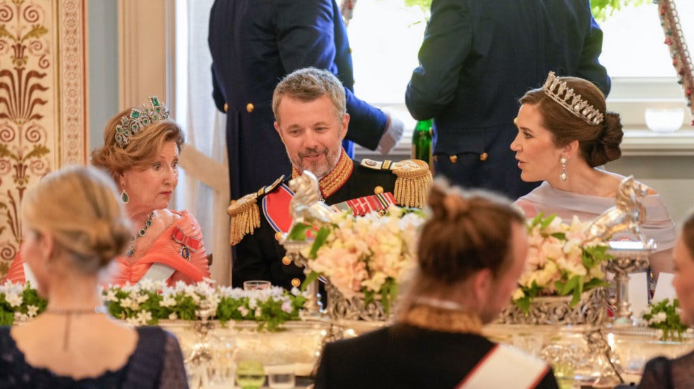 Til gallamiddagen sad kong Frederik mellem den norske dronning Sonja og dronning Mary.