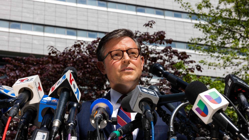 Mike Johnson talte til pressen, inden retsmødet i New York gik i gang. 