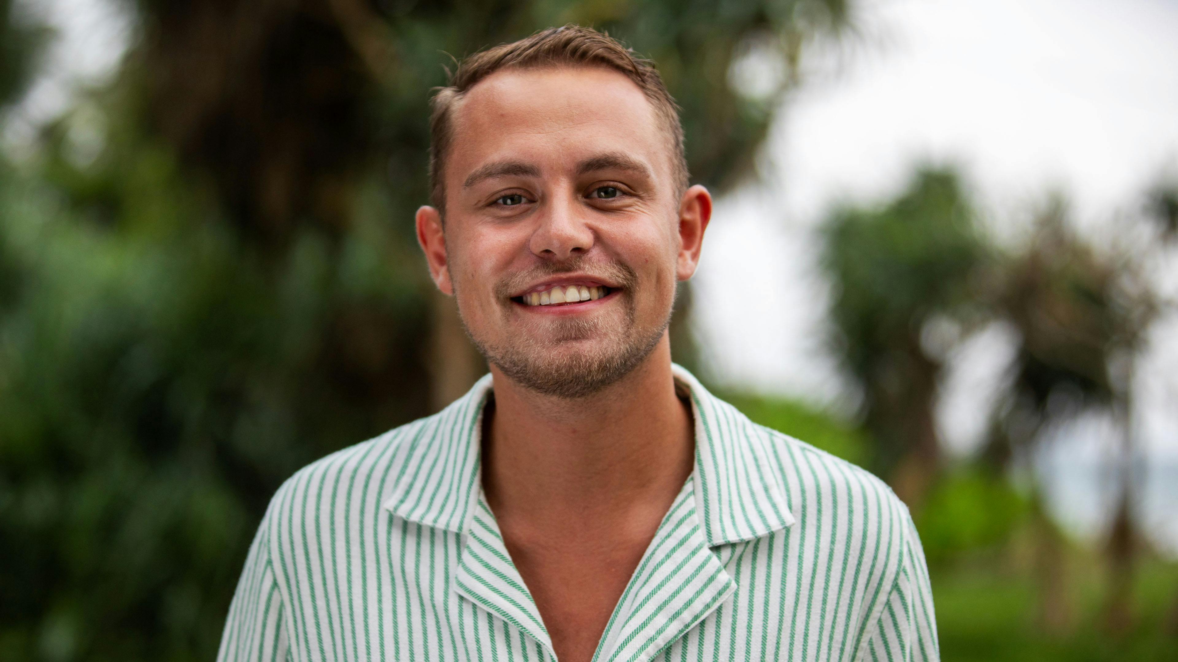 Mads Sundgaard Hansen er 25 år, læser en kandidat i virksomhedsledelse på RUC og arbejder deltid som handicaphjælper. Han er oprindeligt fra Borup og bor nu i Roskilde.