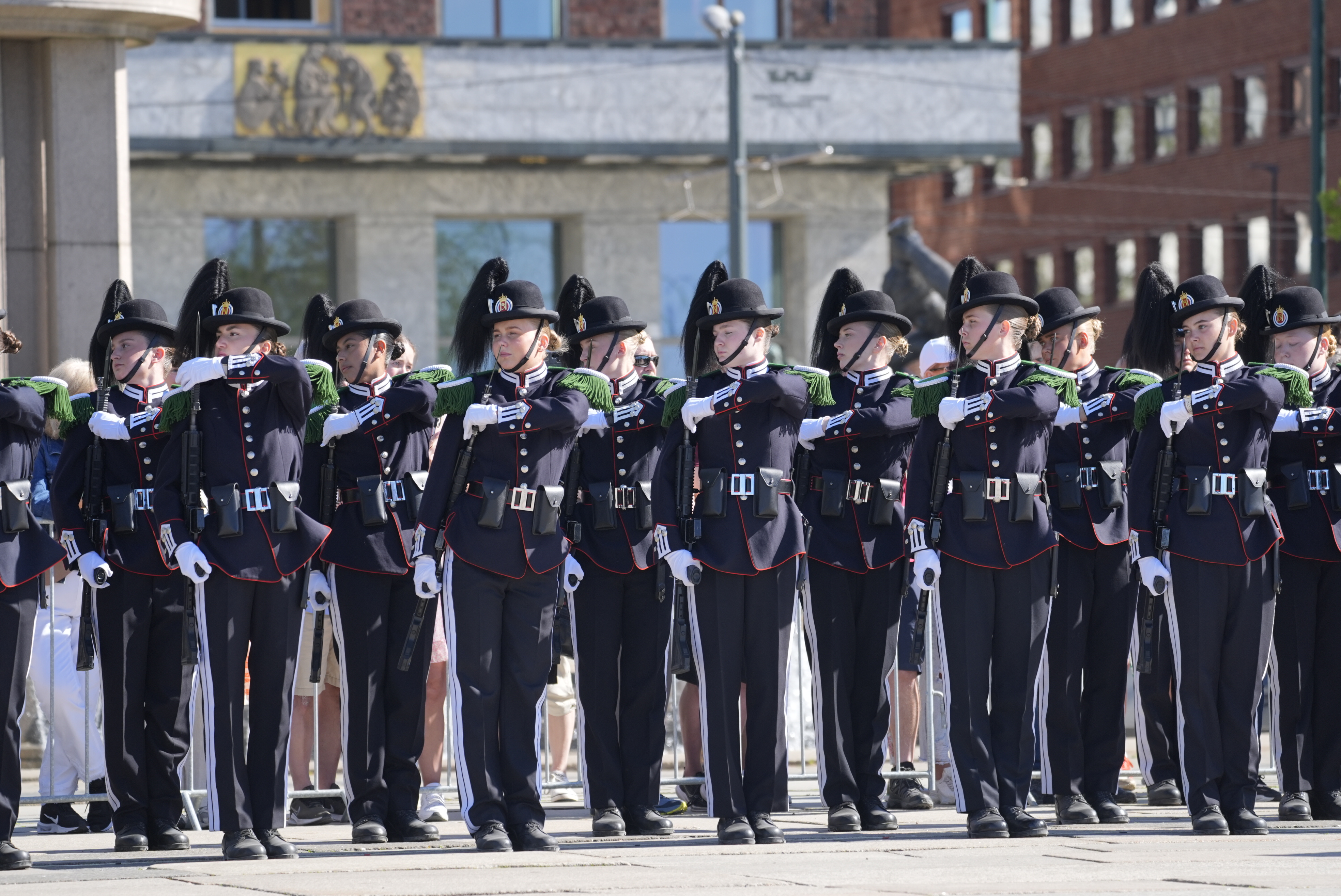 Kong Frederik og dronning Mary ankommer til Oslo, hvor både det norske kronprinspar og norske kongepar tager imod dem. 