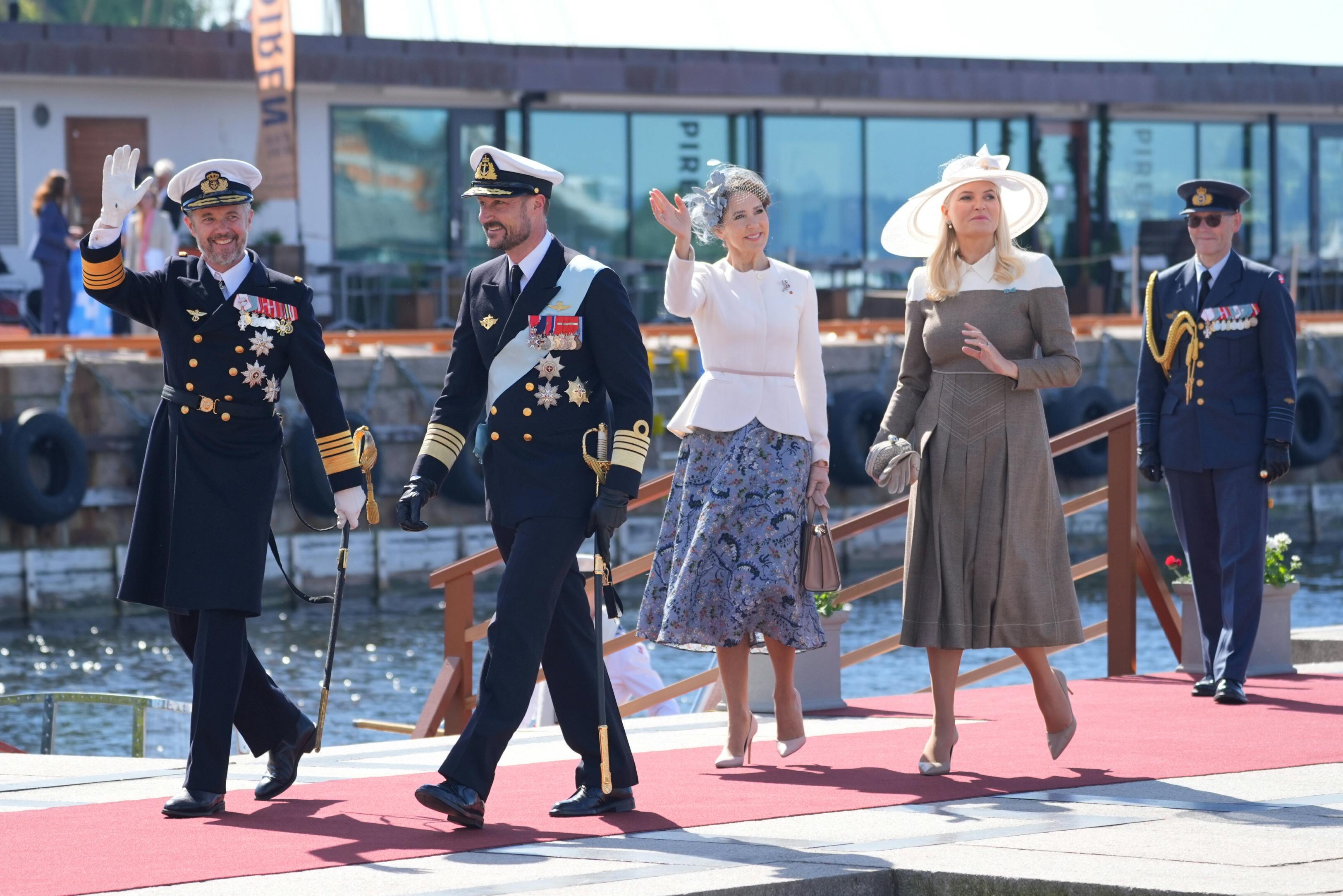 Kong Frederik og dronning Mary ankommer til Oslo, hvor både det norske kronprinspar og norske kongepar tager imod dem. 