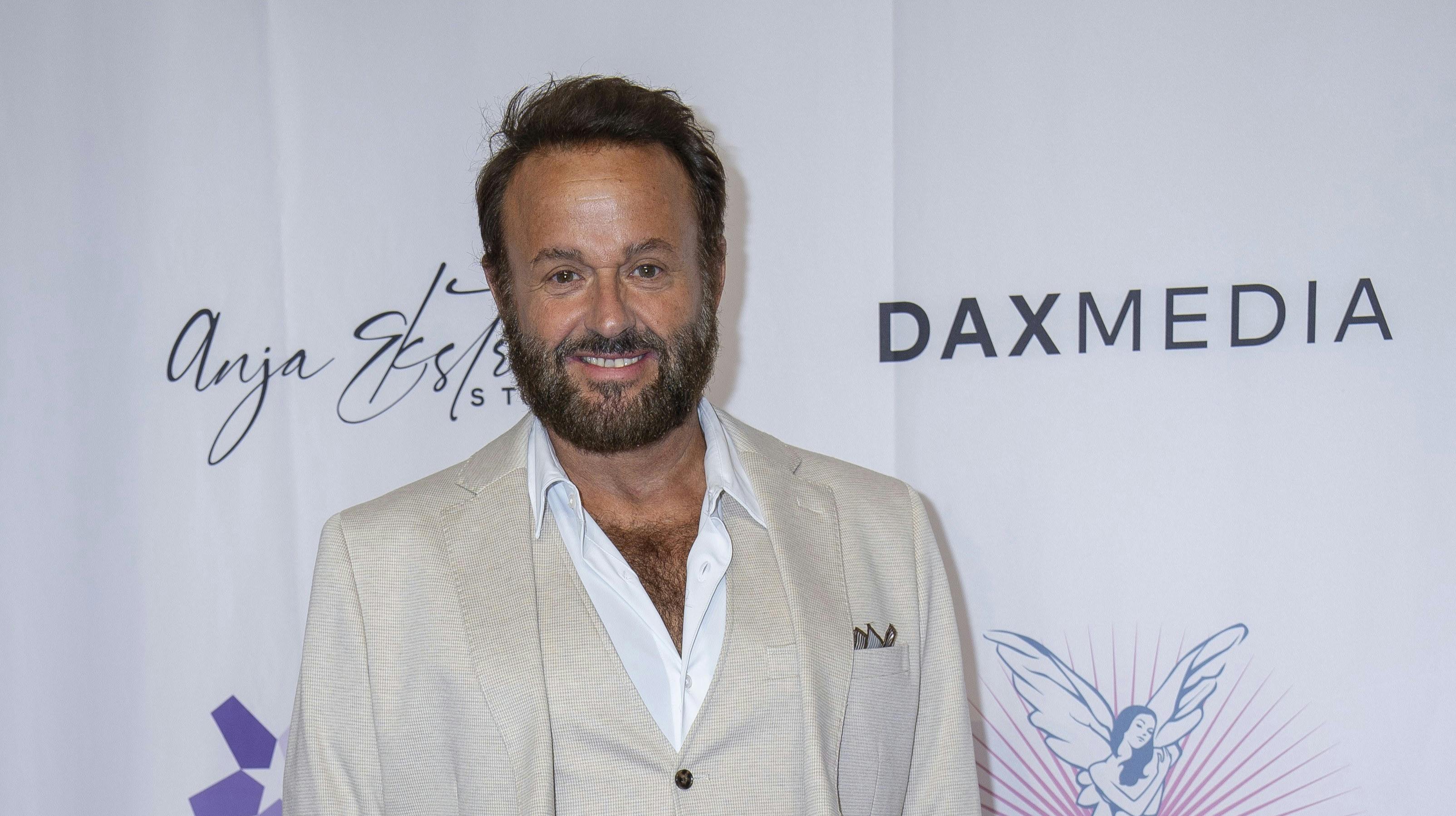 Dennis Knudsen har betalt 142.000 kroner for et ansigtsløft. Det har vist sig at være så effektivt, at telefonen ikke en gang kan genkende kendisfrisørens ansigt længere.