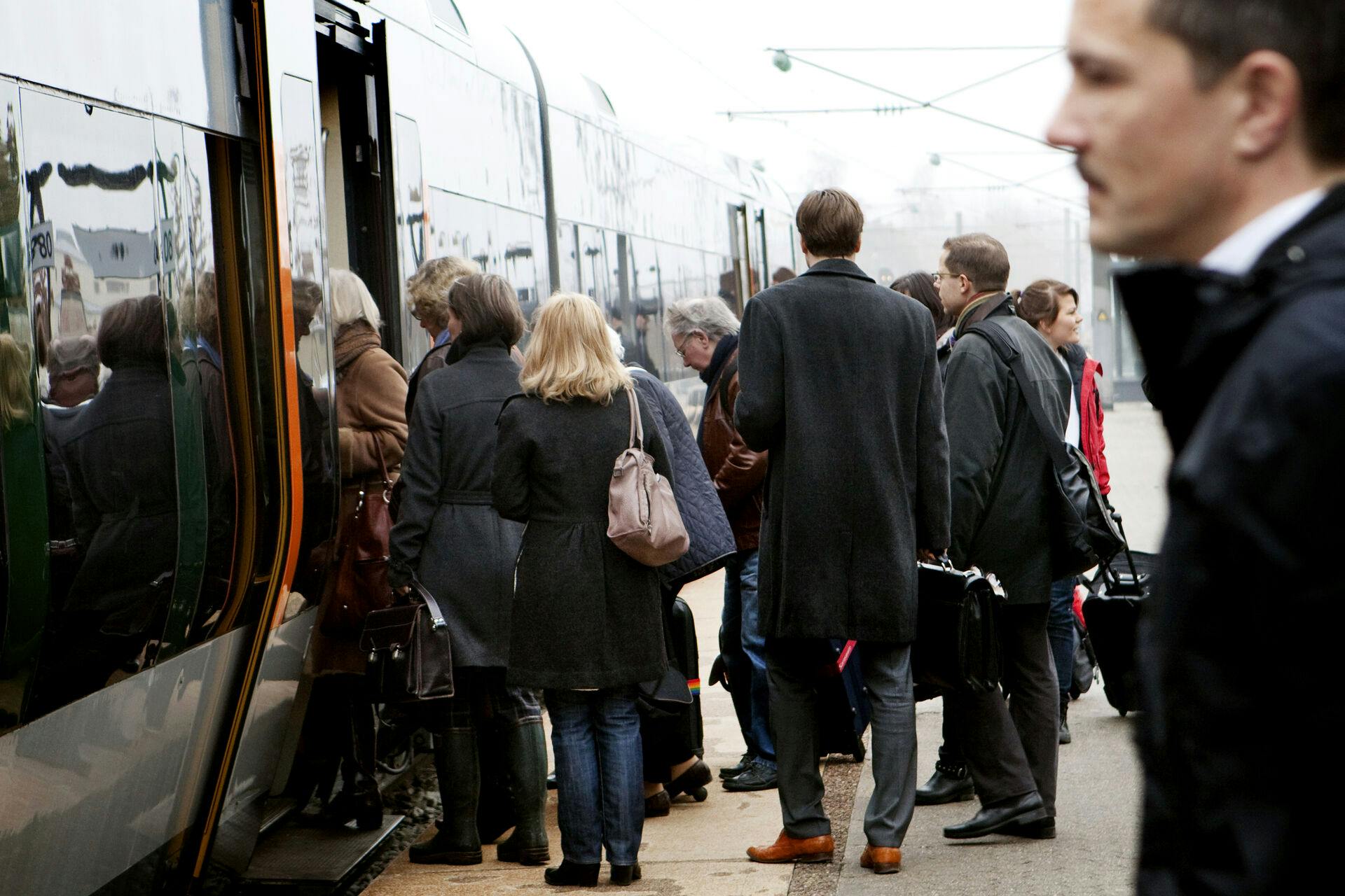 Danske passagerer er blevet lovet tog til tiden - mange gange. Men de venter stadig.