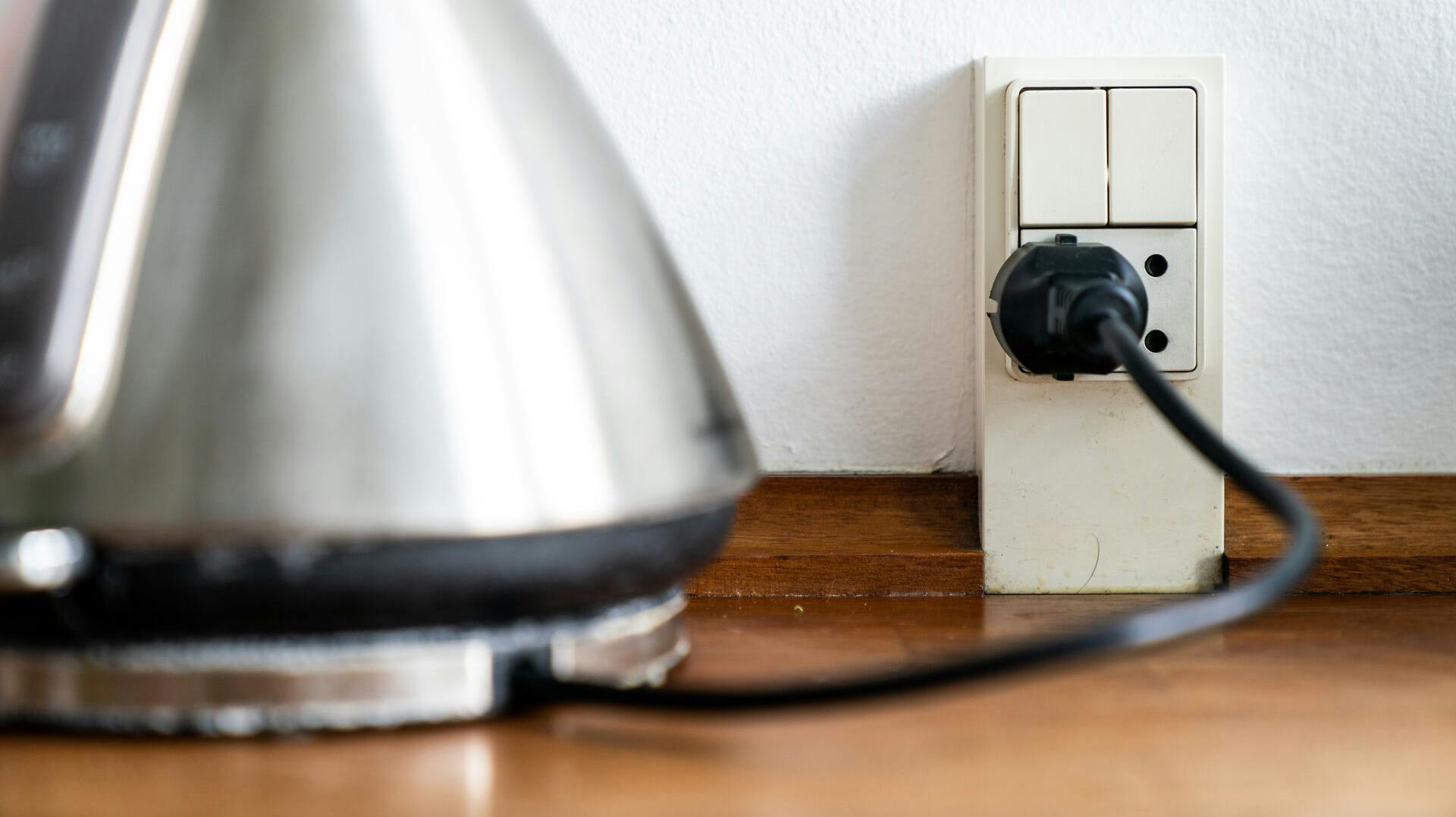 Elkedel og stikkontakt i lejlighed i København tirsdag den 6. september 2022.. (Foto: Ida Marie Odgaard/Ritzau Scanpix)
