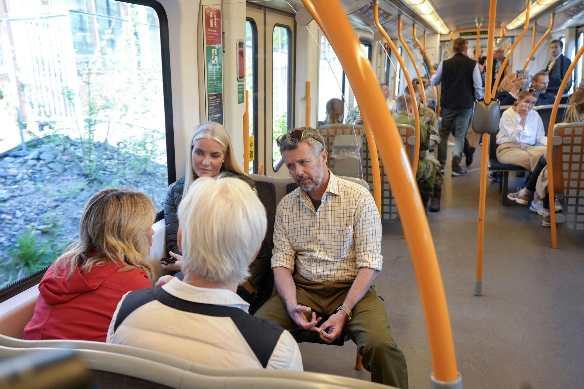 Oslo 20240515. Kong Frederik og dronning Mary av Danmark på offisielt statsbesøk til Norge. Kronprins Haakon og kronprinsesse Mette-Marit og det danske kongeparet på vei med T-banen for å gå tur ved Ulsrudvann i Østmarka Foto: Lise Åserud / NTB / POOL