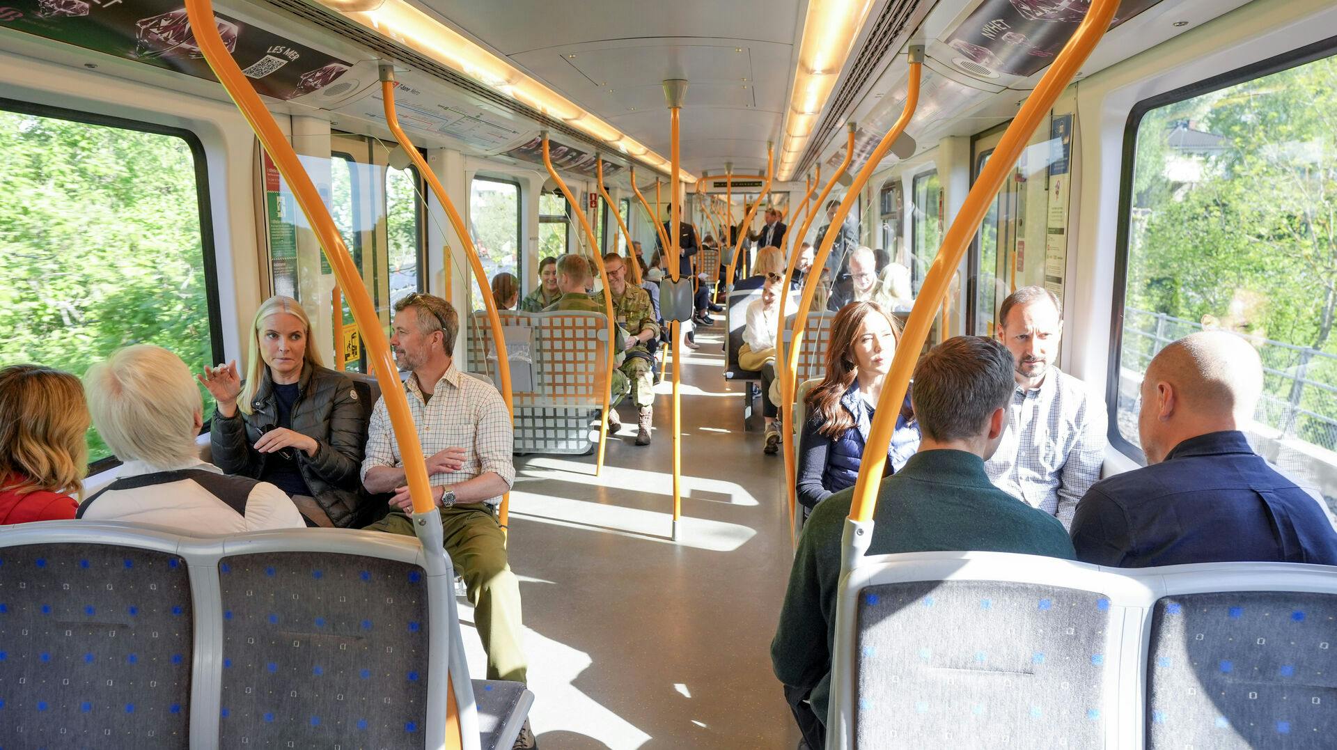 Oslo 20240515. Kong Frederik og dronning Mary av Danmark på offisielt statsbesøk til Norge. Kronprins Haakon og kronprinsesse Mette-Marit og det danske kongeparet på vei med T-banen for å gå tur ved Ulsrudvann i Østmarka Foto: Lise Åserud / NTB / POOL