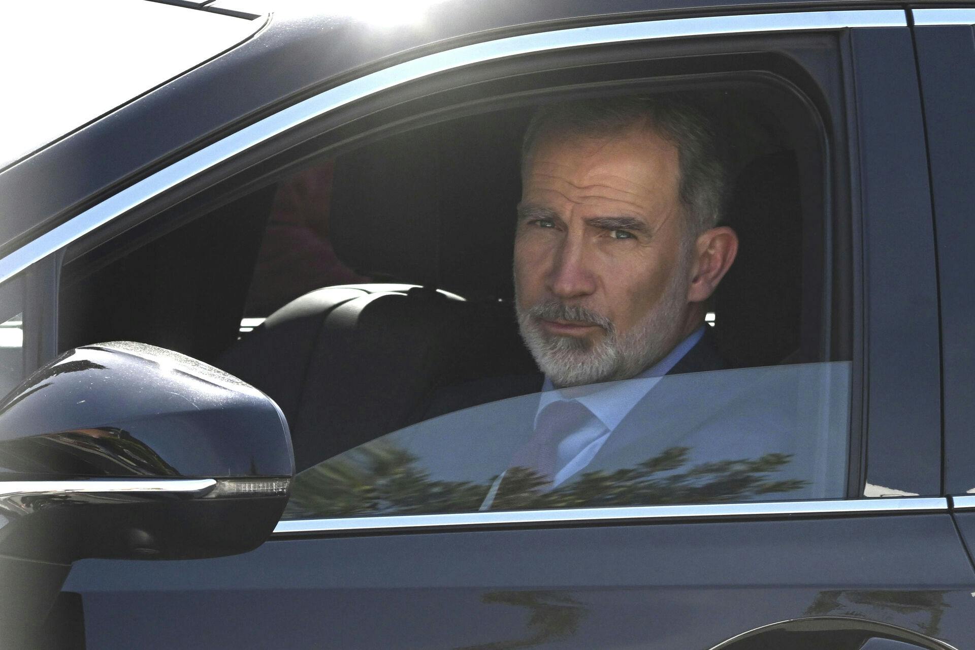 King Felipe leaves the Ruber Clinic, where his mother, Queen Sofia, is being treated for a urinary tract infection, on April 10, 2024, in Madrid (Spain). FAMOUS José Oliva / Europa Press 04/10/2024 (Europa Press via AP)