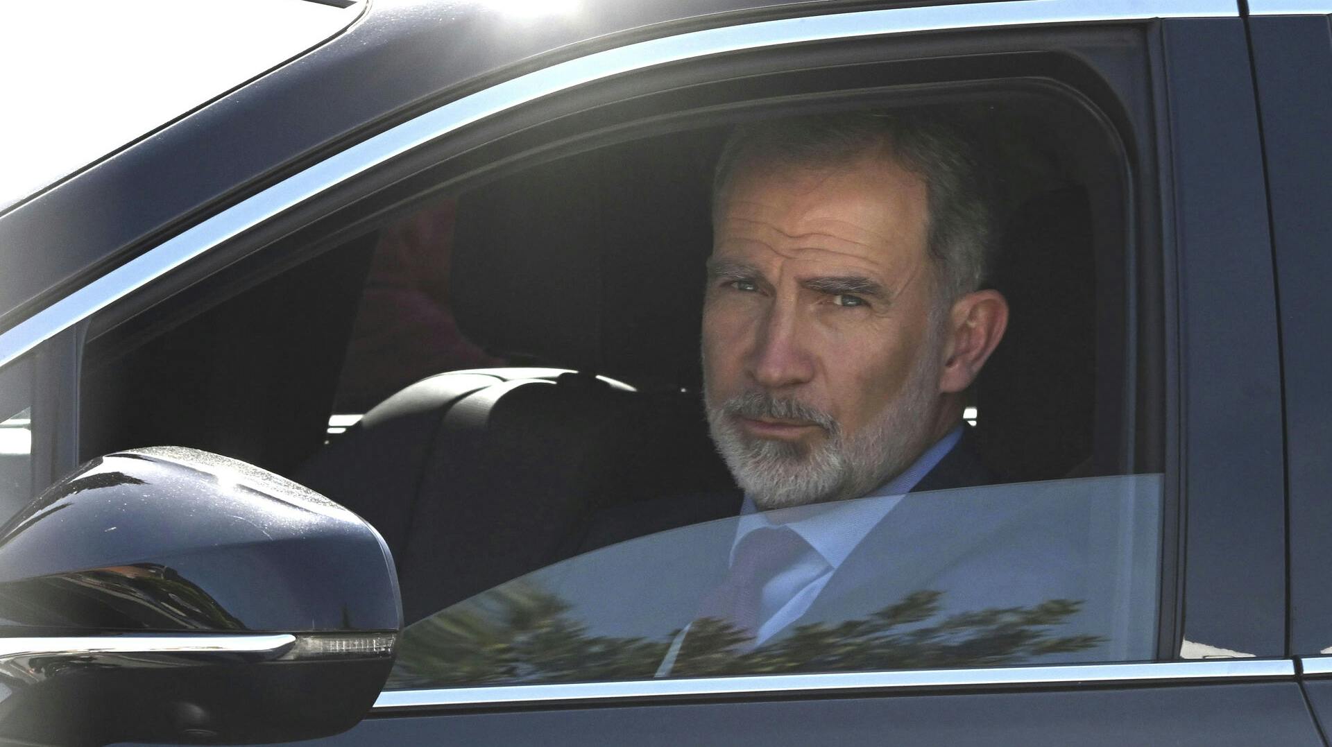 King Felipe leaves the Ruber Clinic, where his mother, Queen Sofia, is being treated for a urinary tract infection, on April 10, 2024, in Madrid (Spain). FAMOUS José Oliva / Europa Press 04/10/2024 (Europa Press via AP)
