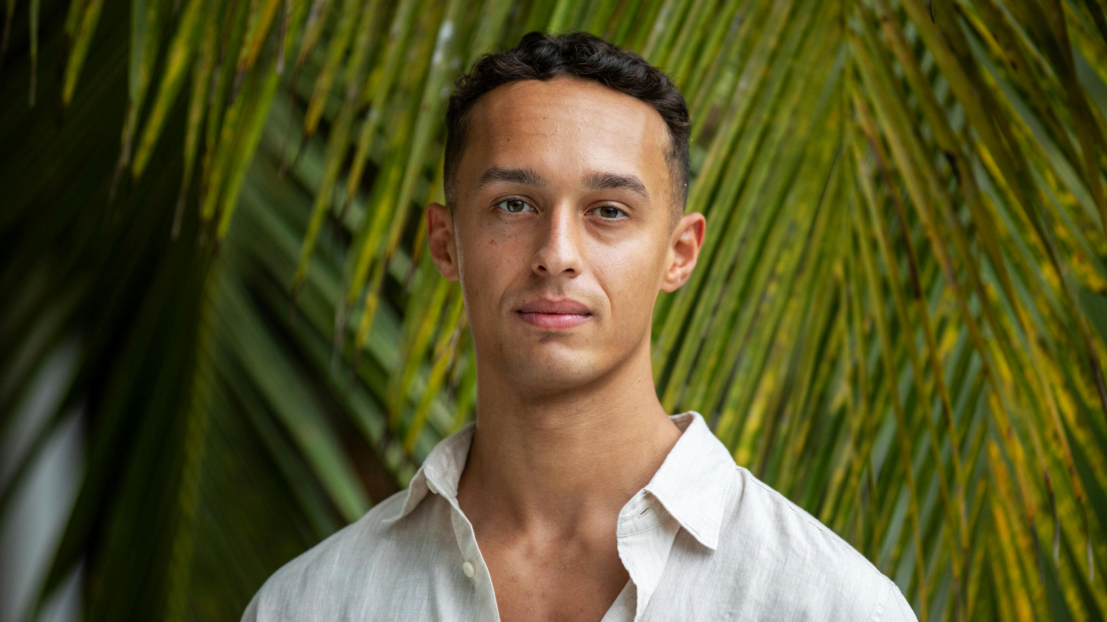 Alexander arbejder som portør i lufthavnen, og hans hjerte letter måske også snart.