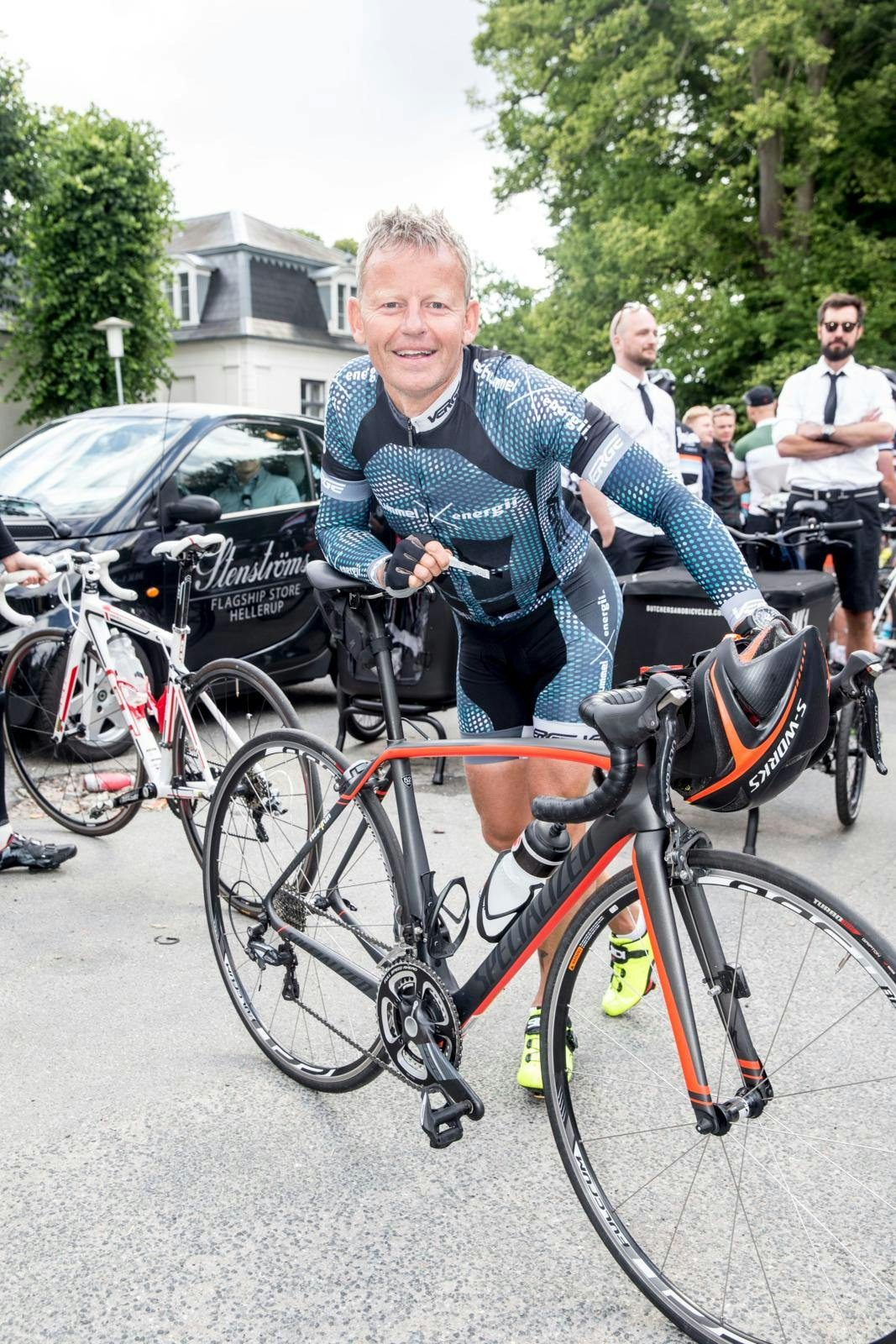 Bubber elsker at cykle og ses her med en racercykel ved en tidligere lejlighed. Der er dog tale om en anden model, end den som blev stjålet.